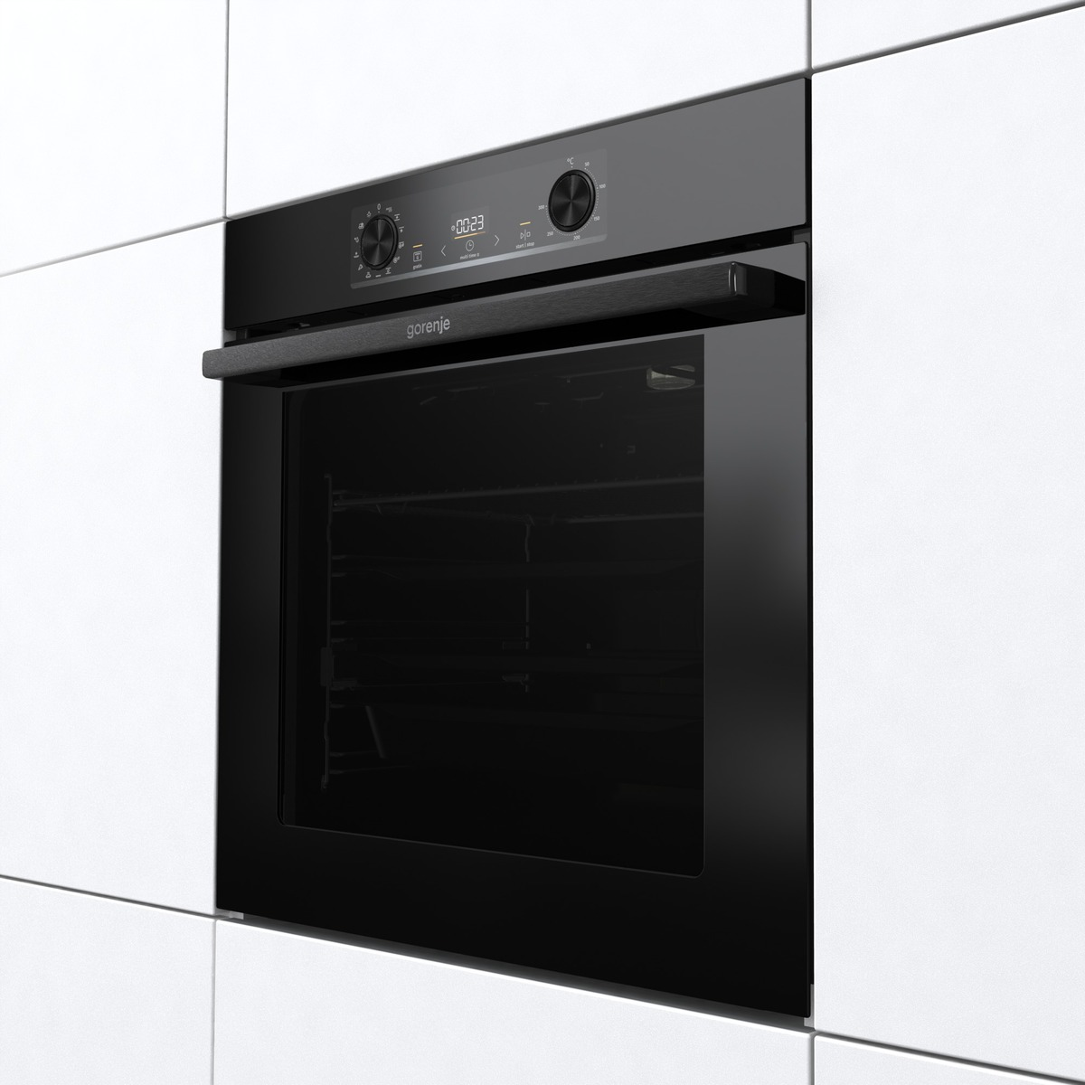 Schwarzer Einbaubackofen, geschlossen, vor weißer Fliesenwand.