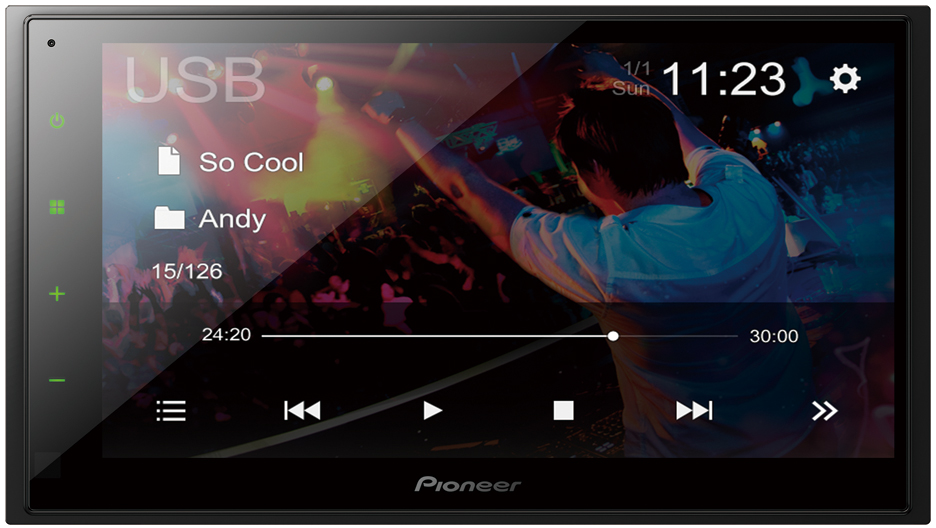 Pioneer Autoradio-Bildschirm mit Musikanzeige. Benutzeroberfläche mit Bedienelementen. Dunkler Hintergrund.