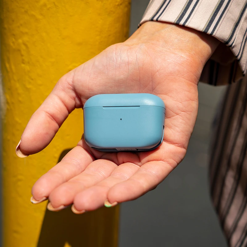 Person hält ein hellblaues Etui für Ohrhörer.