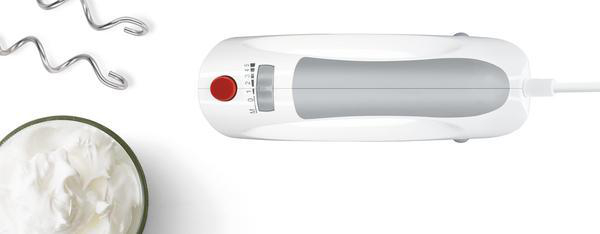 Weißer Handmixer mit roter Taste und Geschwindigkeitseinstellungen. Schneebesenaufsätze. Weißer Hintergrund.