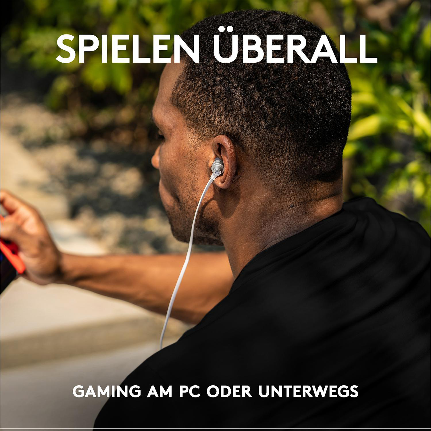 Ein Mann trägt Kopfhörer. Text: 'Überall spielen' und 'Gaming am PC oder unterwegs'.