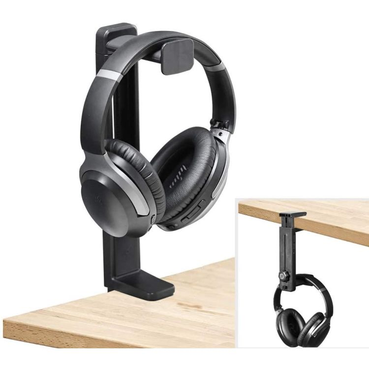 Casque suspendu à un support noir sur une surface en bois. Une autre configuration est montrée en encart.