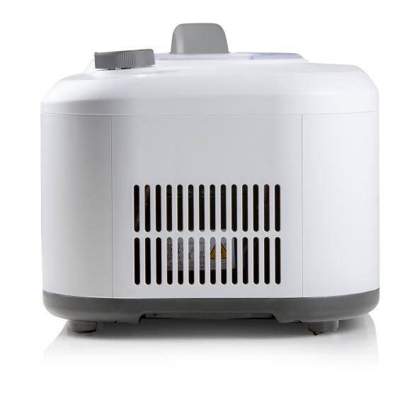 Een witte machine met een grijze bovenkant en een ventilatieopening. Het heeft een ventilatieopening en een waarschuwingslabel.