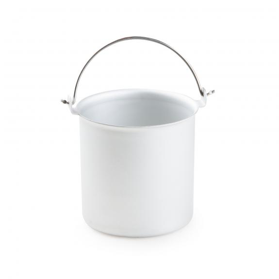 Een witte metalen kampeerketel met een zilveren handvat, geïsoleerd op een witte achtergrond.