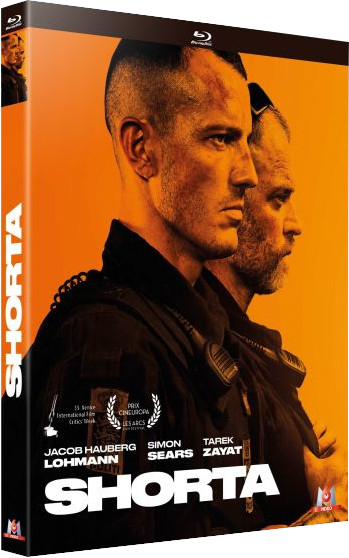 DVD-hoes van de film 'Shorta'. Twee mannen staan naast elkaar tegen een oranje achtergrond.