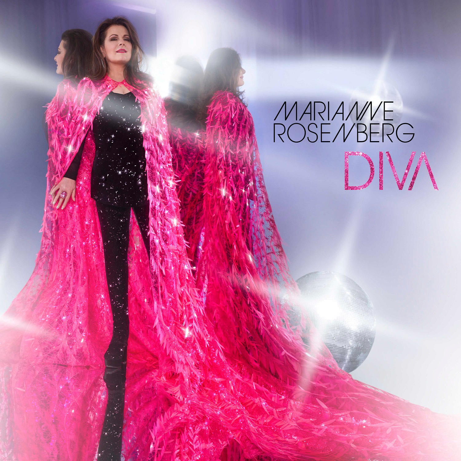 Marianne Rosenberg Albumcover in Pink. Sie trägt einen pinkfarbenen Umhang und ein schwarzes Outfit.