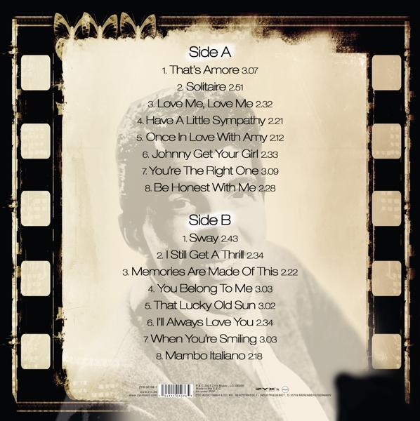 CD mit Filmstreifen-Design mit Titelliste und Künstlerfoto. Text auf der Rückseite des Albums.