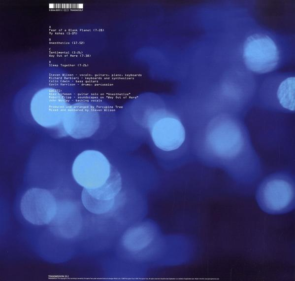 Albumcover mit Text, der Songtitel, Bandmitglieder und Gastmusiker vor verschwommenem blauem Hintergrund auflistet.