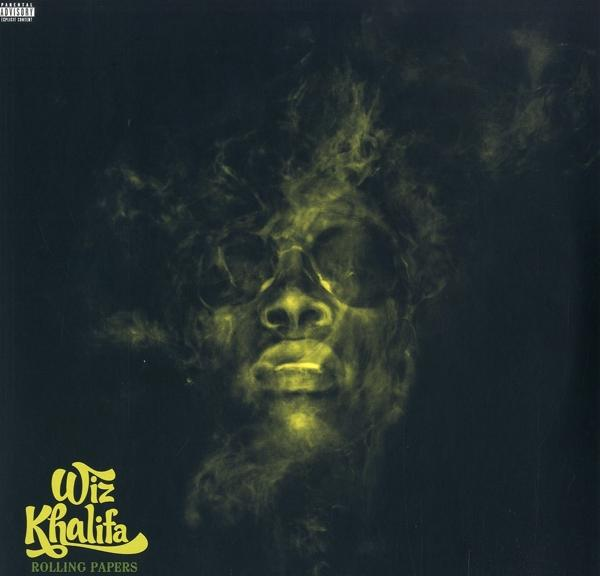 Albumcover: Wiz Khalifa auf dunklem Hintergrund, mit gelbem Raucheffekt und Rolling Papers Titel.