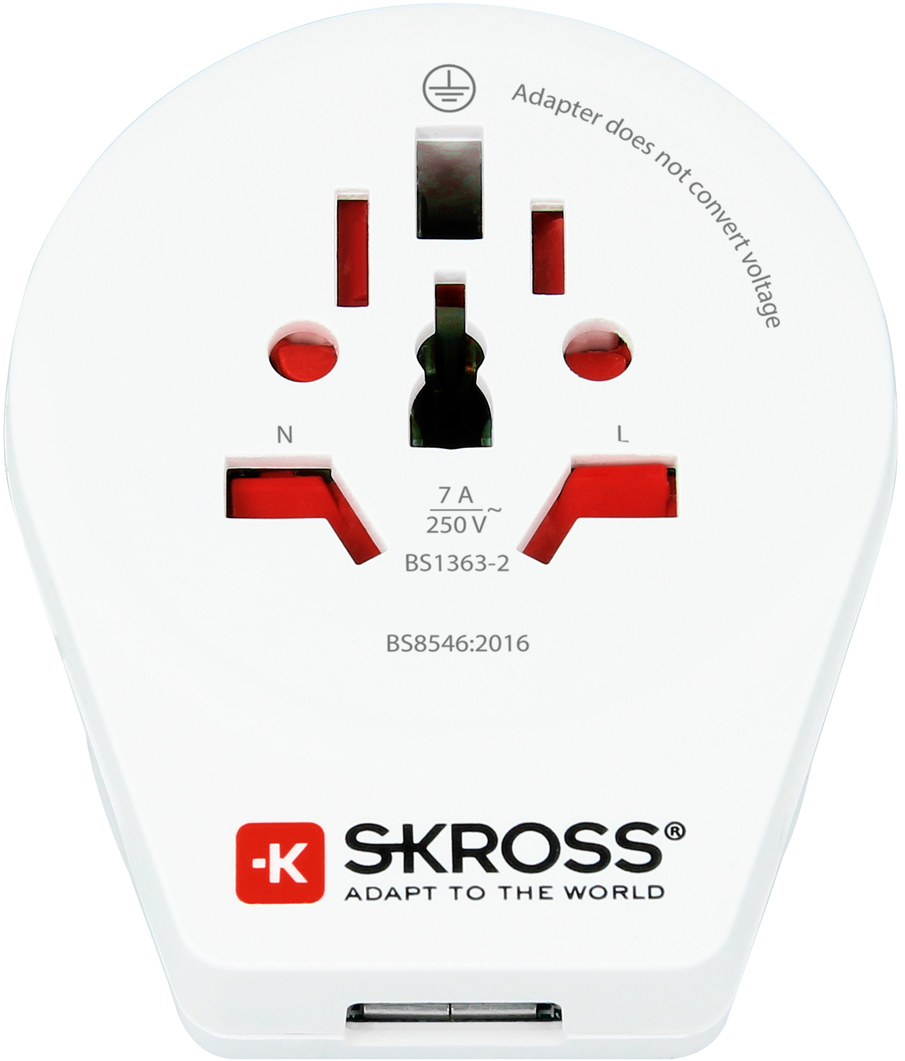 Adattatore da viaggio bianco con porte rosse e logo SKROSS, non converte la tensione.