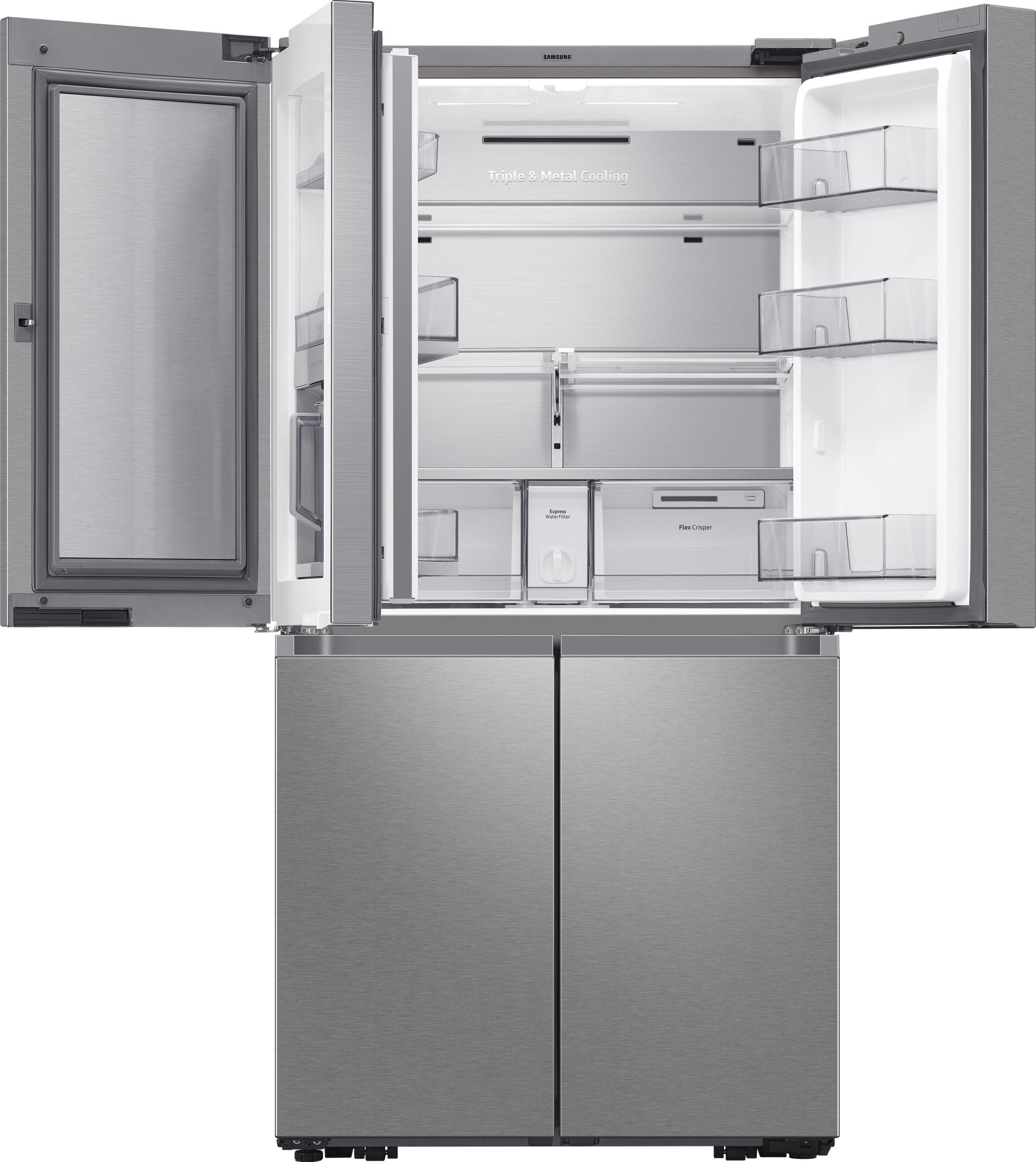 Kühlschrank aus Edelstahl mit geöffneten Türen. Regale und Schubladen sind sichtbar. Weißer Hintergrund.