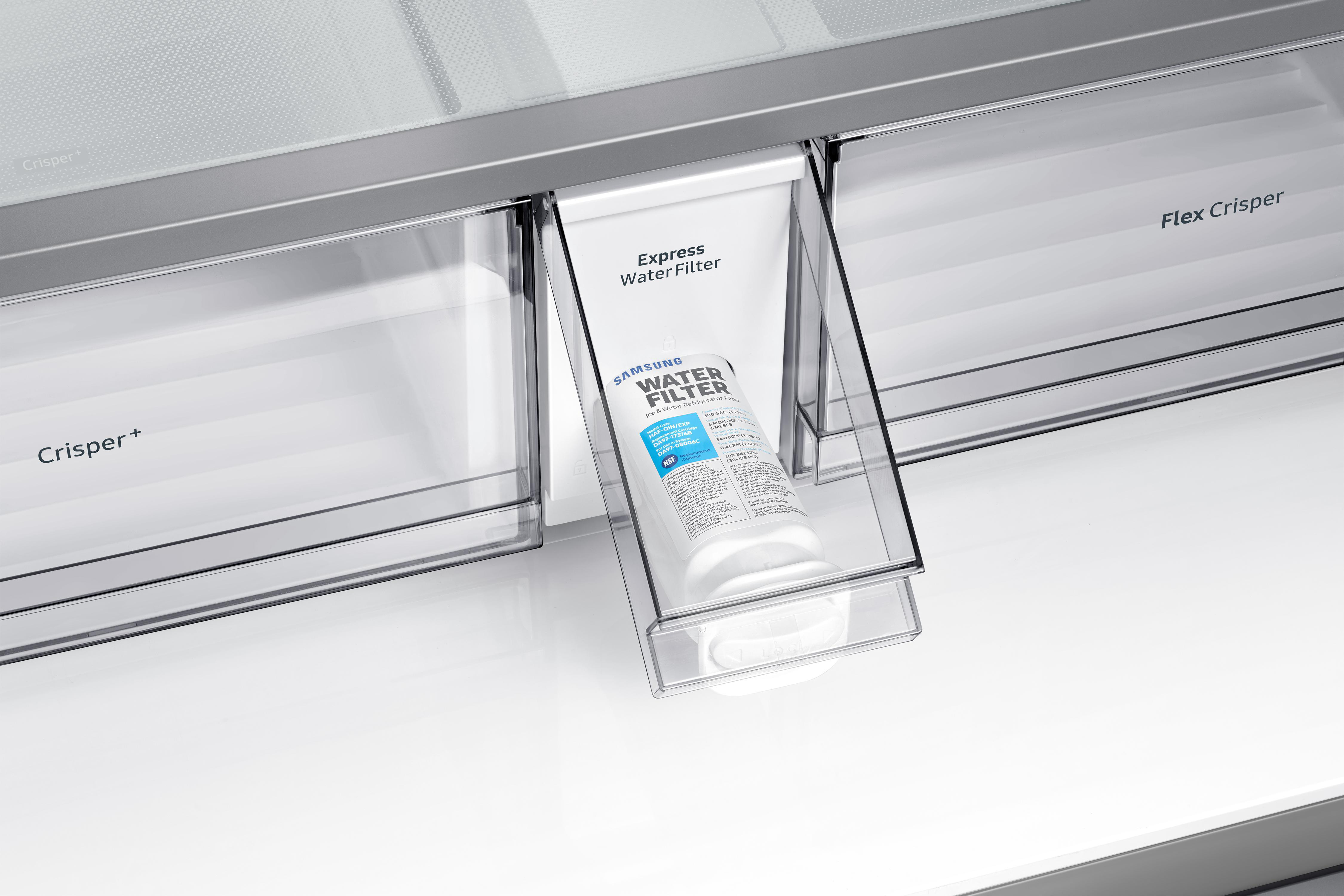 Ein Wasserfilter in einem Kühlschrank. Der Filter ist weiß und hat Text darauf.