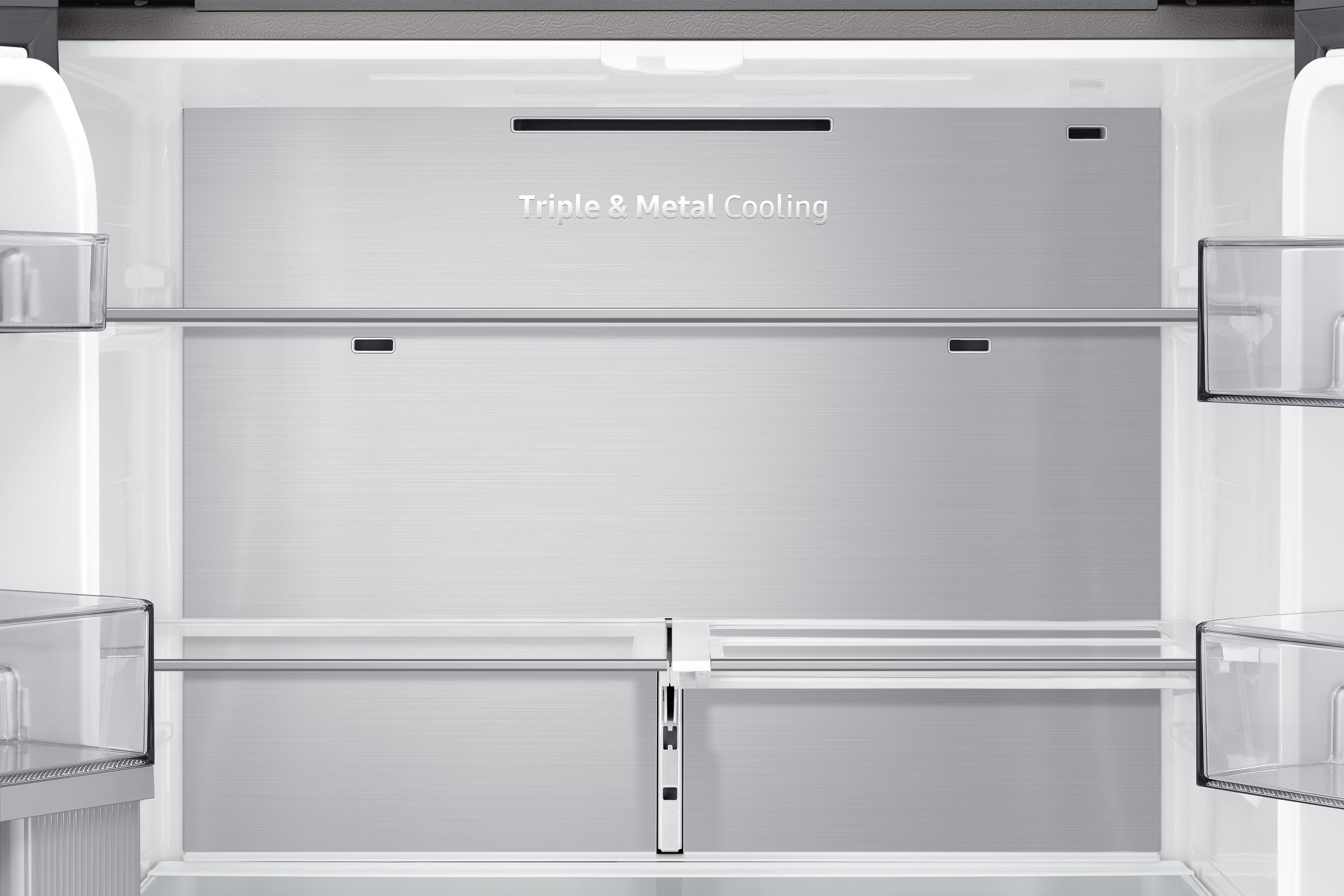 Inneres eines Kühlschranks. Silberne Metallregale und Rückwand. Der Text "Triple & Metal Cooling" ist sichtbar.