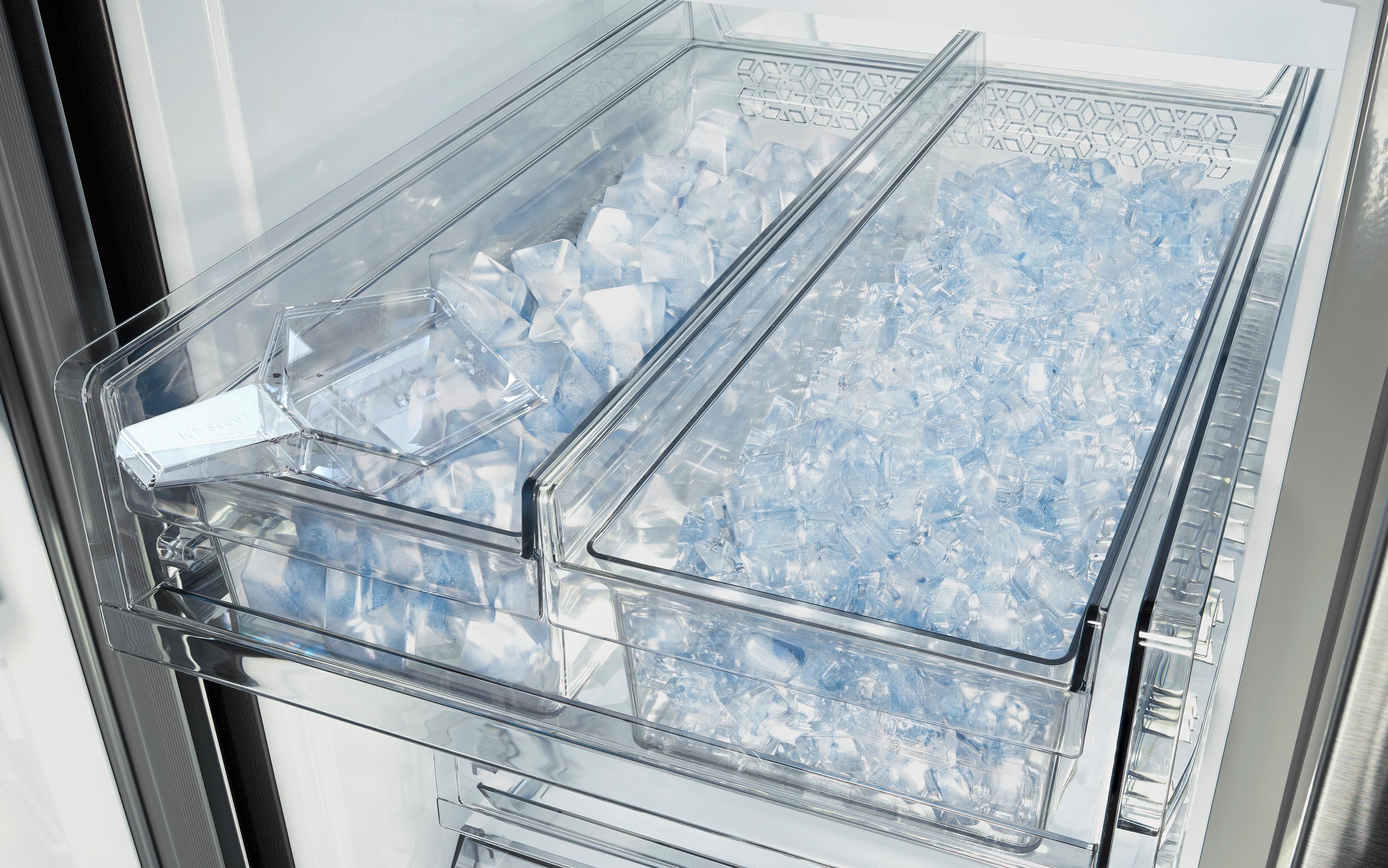 Zwei transparente Eiswürfelschalen gefüllt mit Eiswürfeln in einem Kühlschrank. Links ist ein Schöpfer.