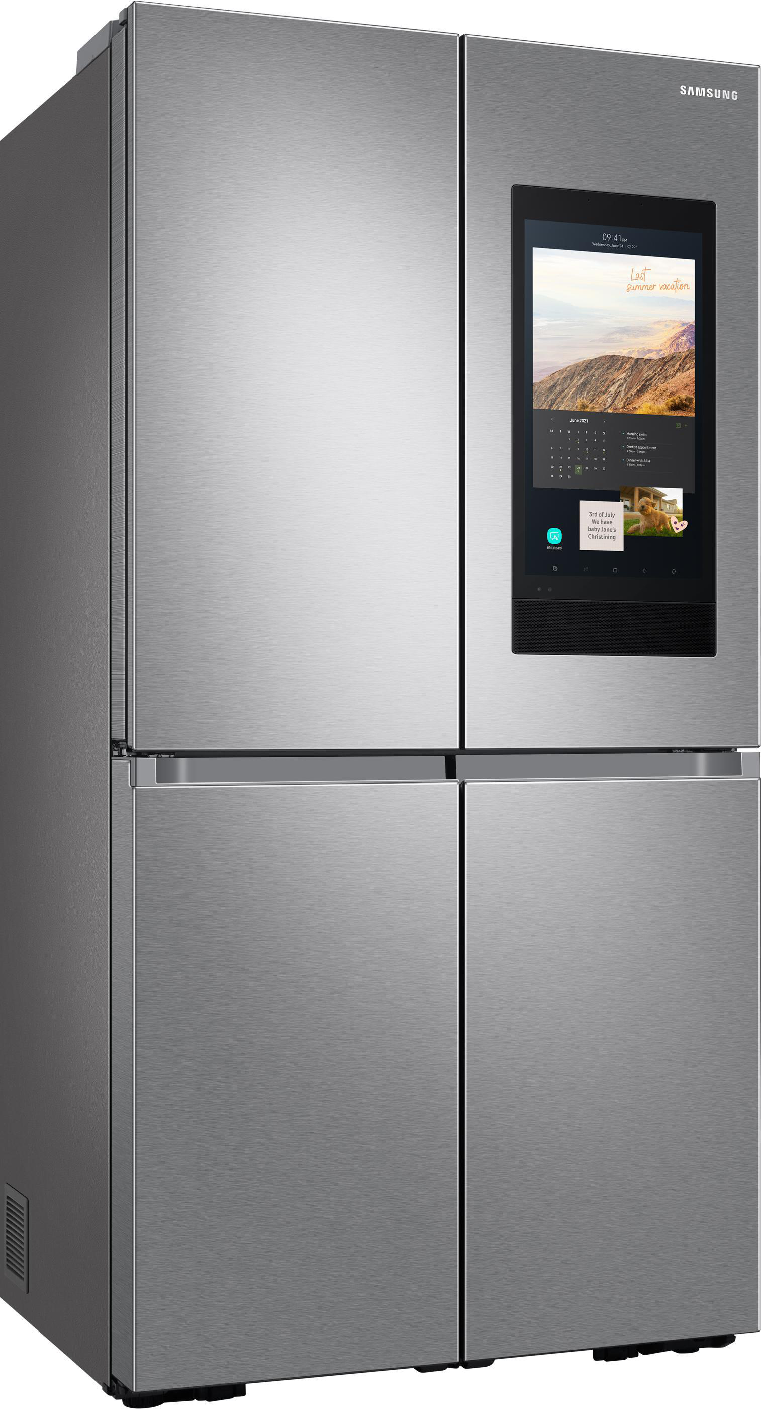 Ein Kühlschrank aus Edelstahl mit Touchscreen-Display.