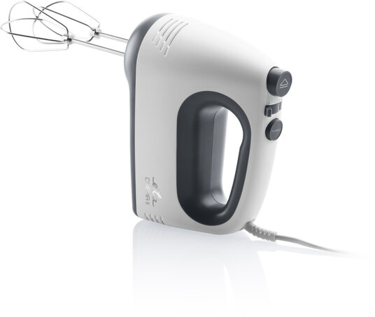 Fehér kézi mixer. A mixernek két habverője és egy fekete fogantyúja van. Fehér háttér.