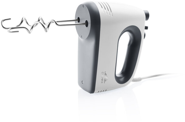 Fehér-szürke kézi mixer egy balra nyúló keverőfeltéttel, fehér háttér előtt.