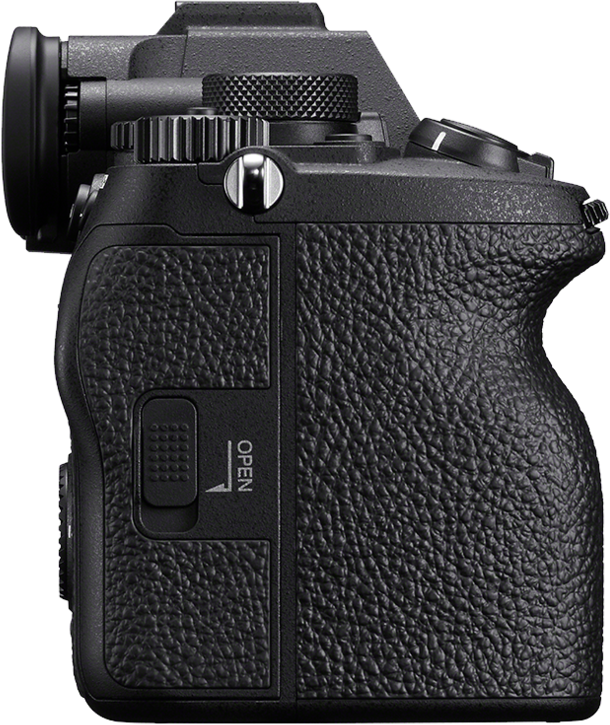 Fotocamera nera con impugnatura strutturata, vista laterale, con il pulsante 'OPEN'.
