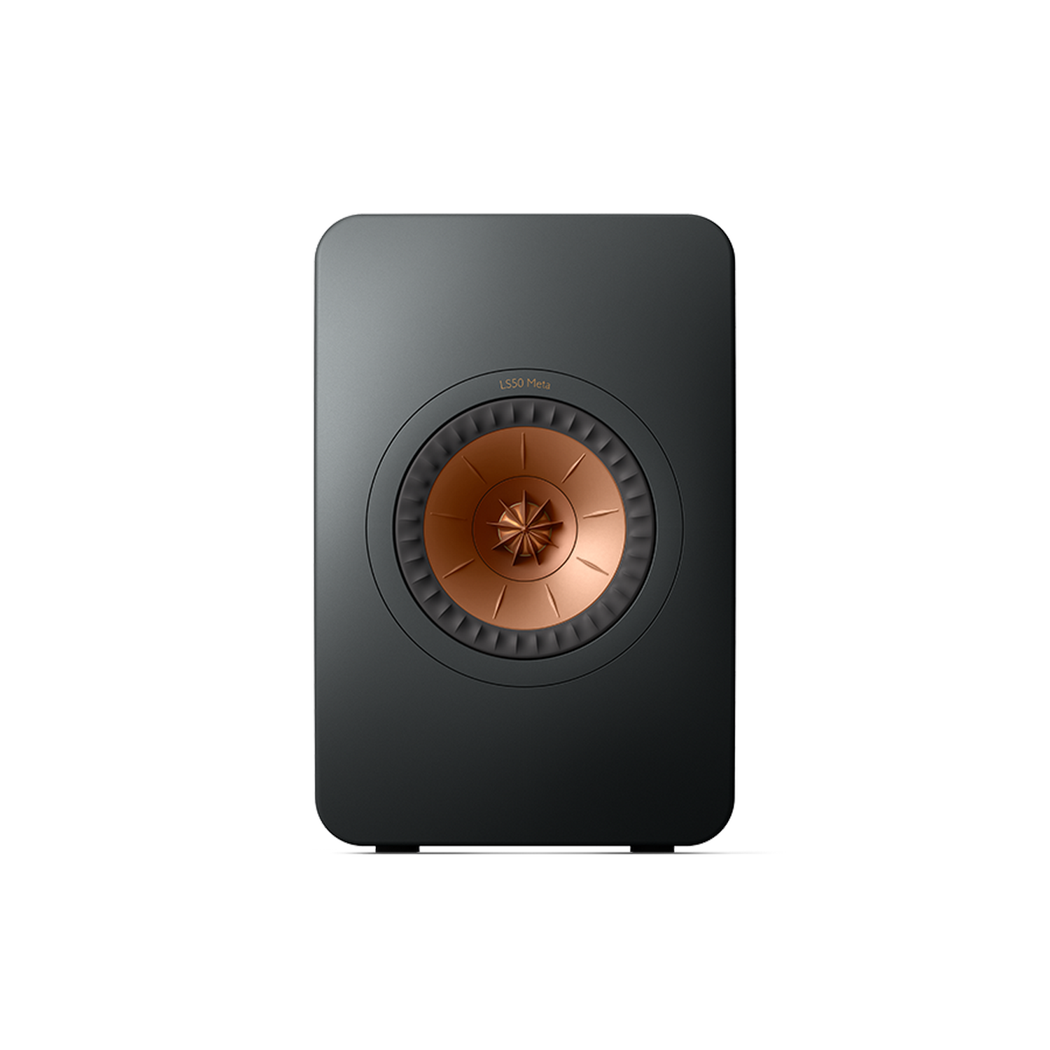 Altavoz negro con centro cobrizo. Fondo oscuro. Presenta un elemento central color cobre.