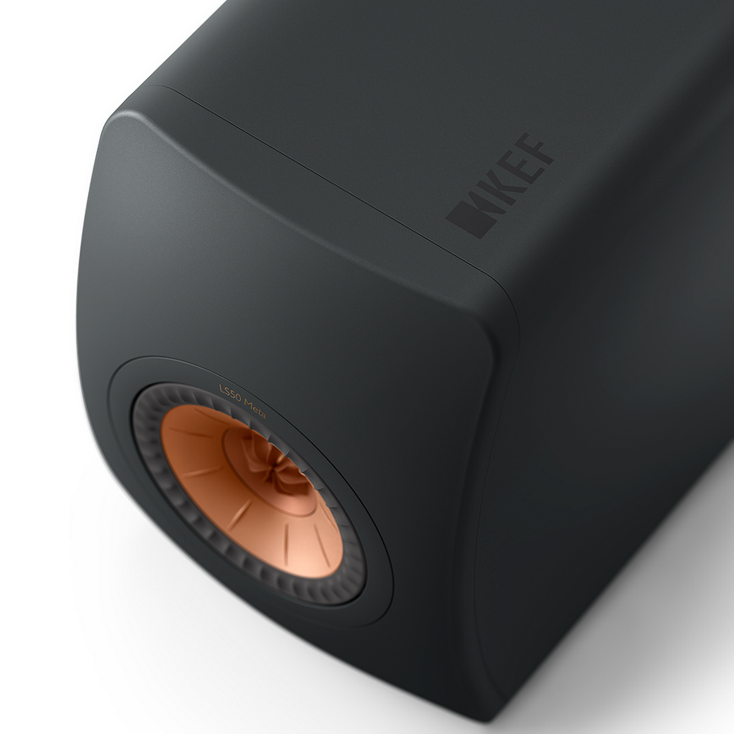 Primer plano de un altavoz negro con un cono de cobre.