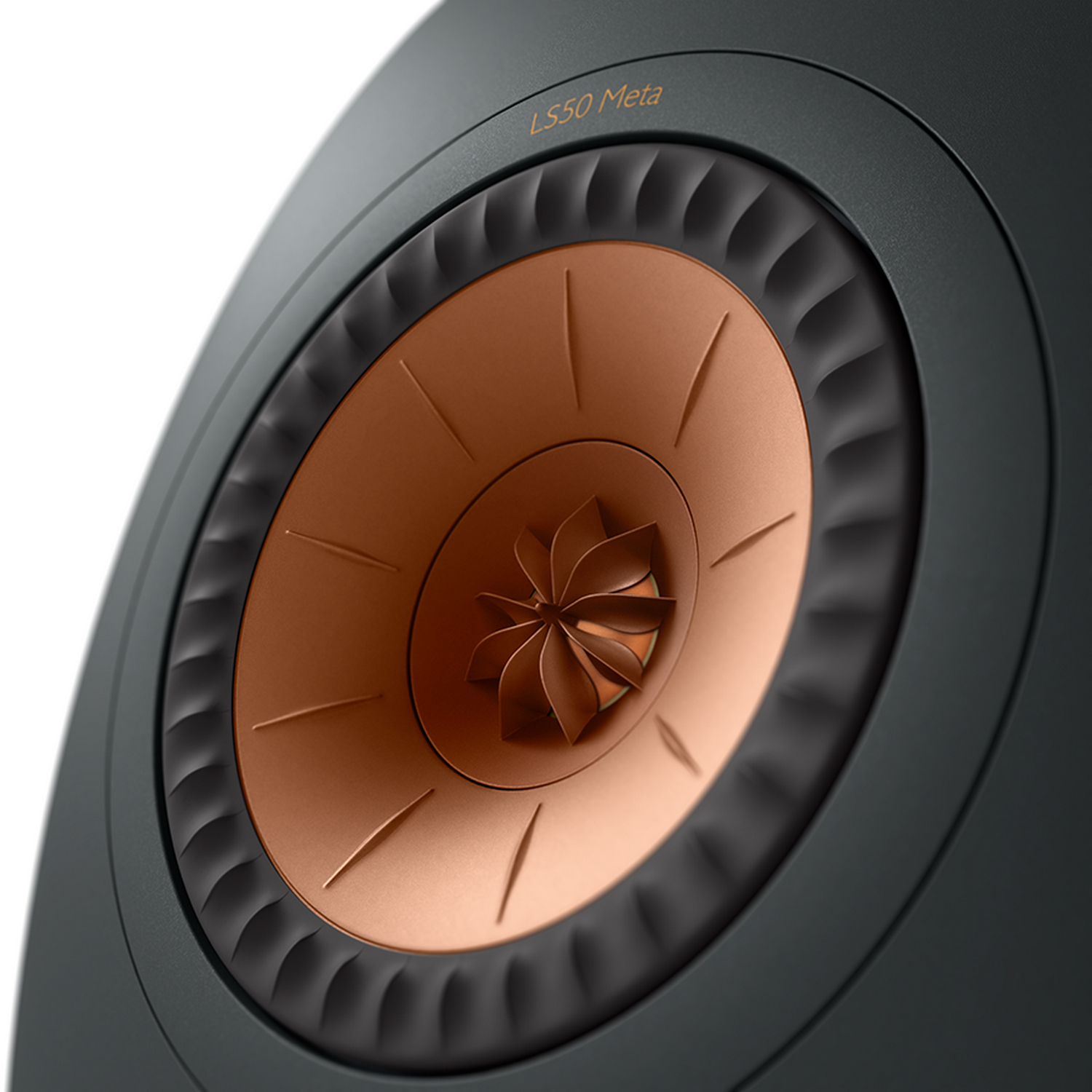 Primer plano de un altavoz, mostrando un marco negro y un cono de color bronce. El altavoz tiene un diseño único.