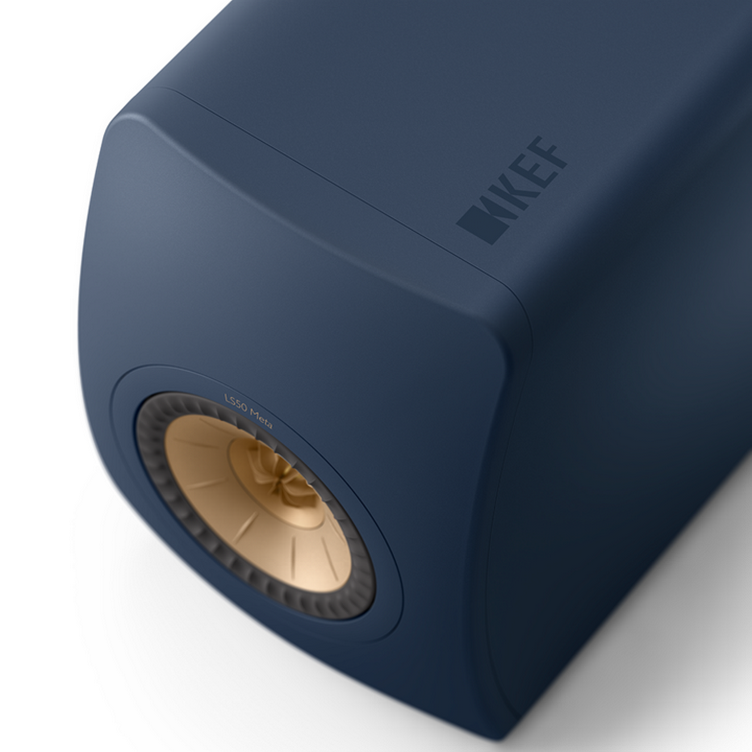 Un altavoz azul con un cono dorado. El logo KEF es visible.