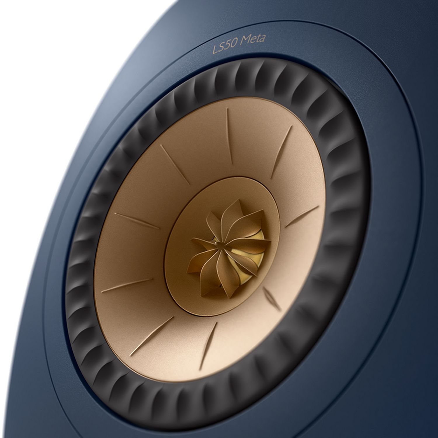 Primer plano de un altavoz azul con un cono dorado.