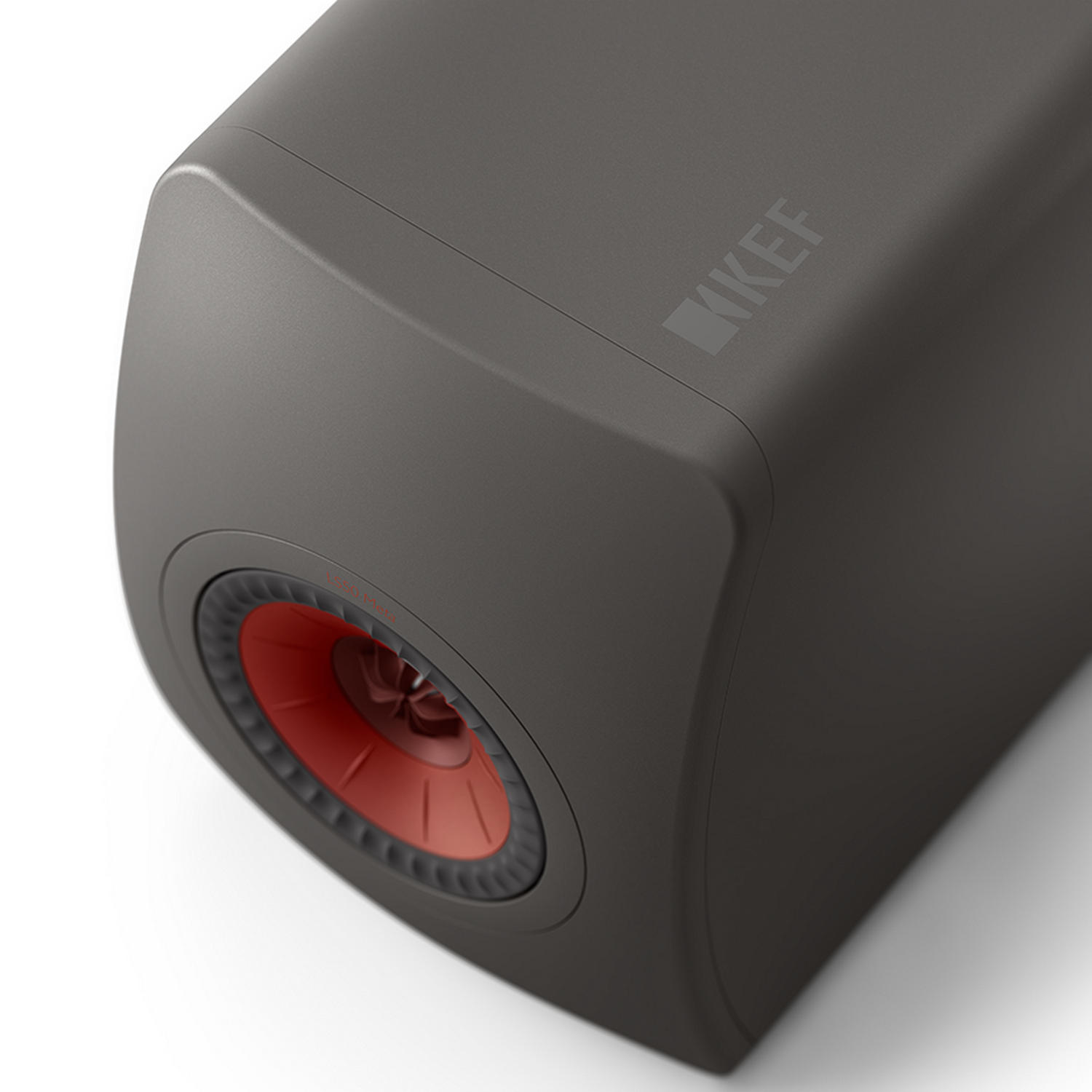 Altavoz KEF gris oscuro con cono rojo, vista de cerca.