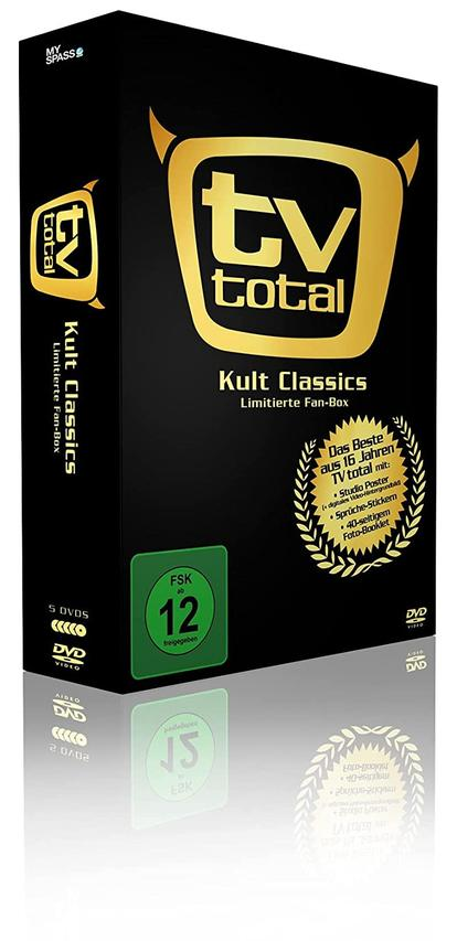 Eine schwarze DVD-Box mit goldenem Text und Logo auf einer reflektierenden Oberfläche.