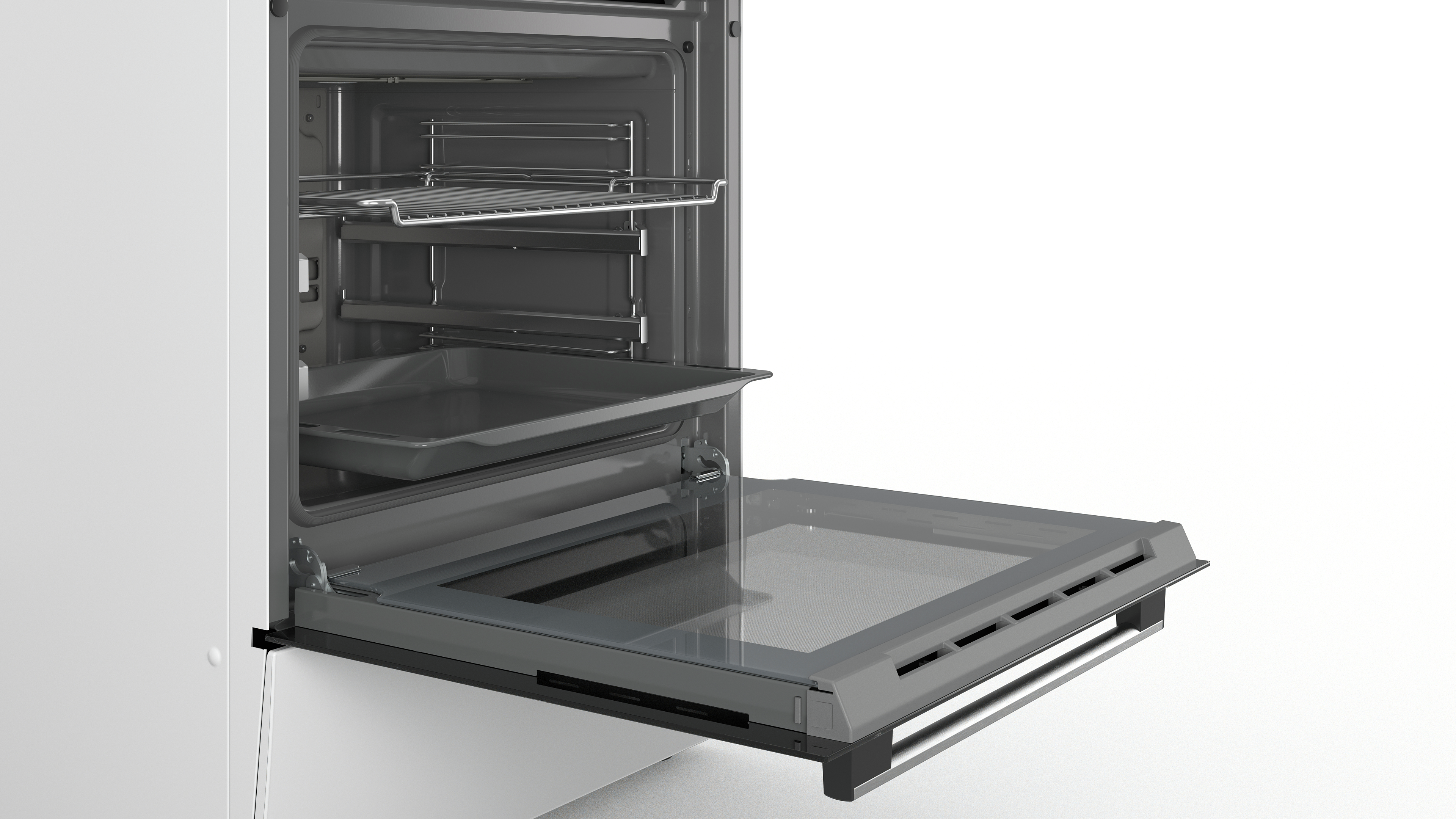 Geöffneter Backofen mit Backblechen und einem Backblech, weißer Hintergrund.