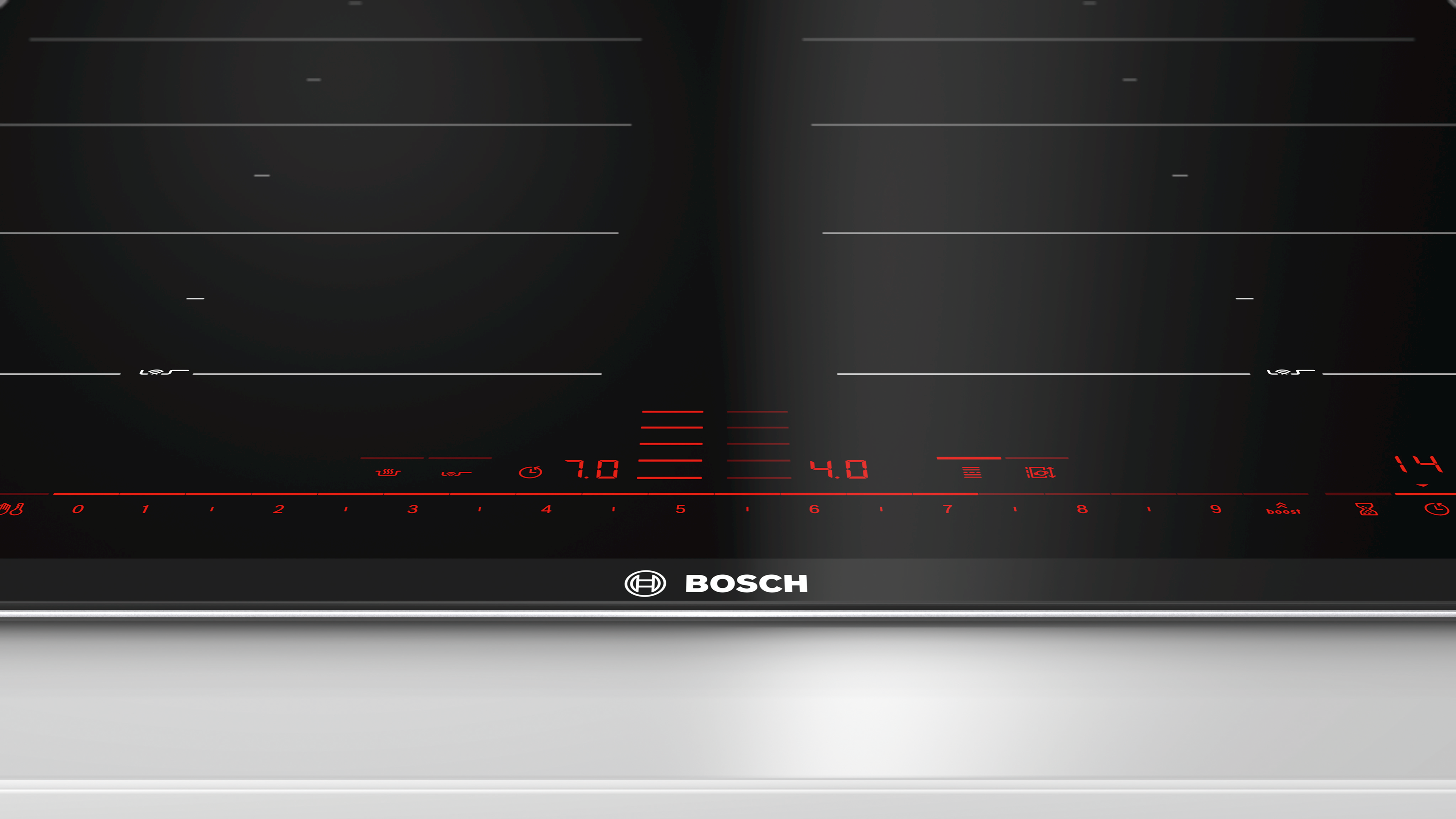 Ein schwarzes Kochfeld mit roten Digitalanzeigen und dem BOSCH-Logo unten.