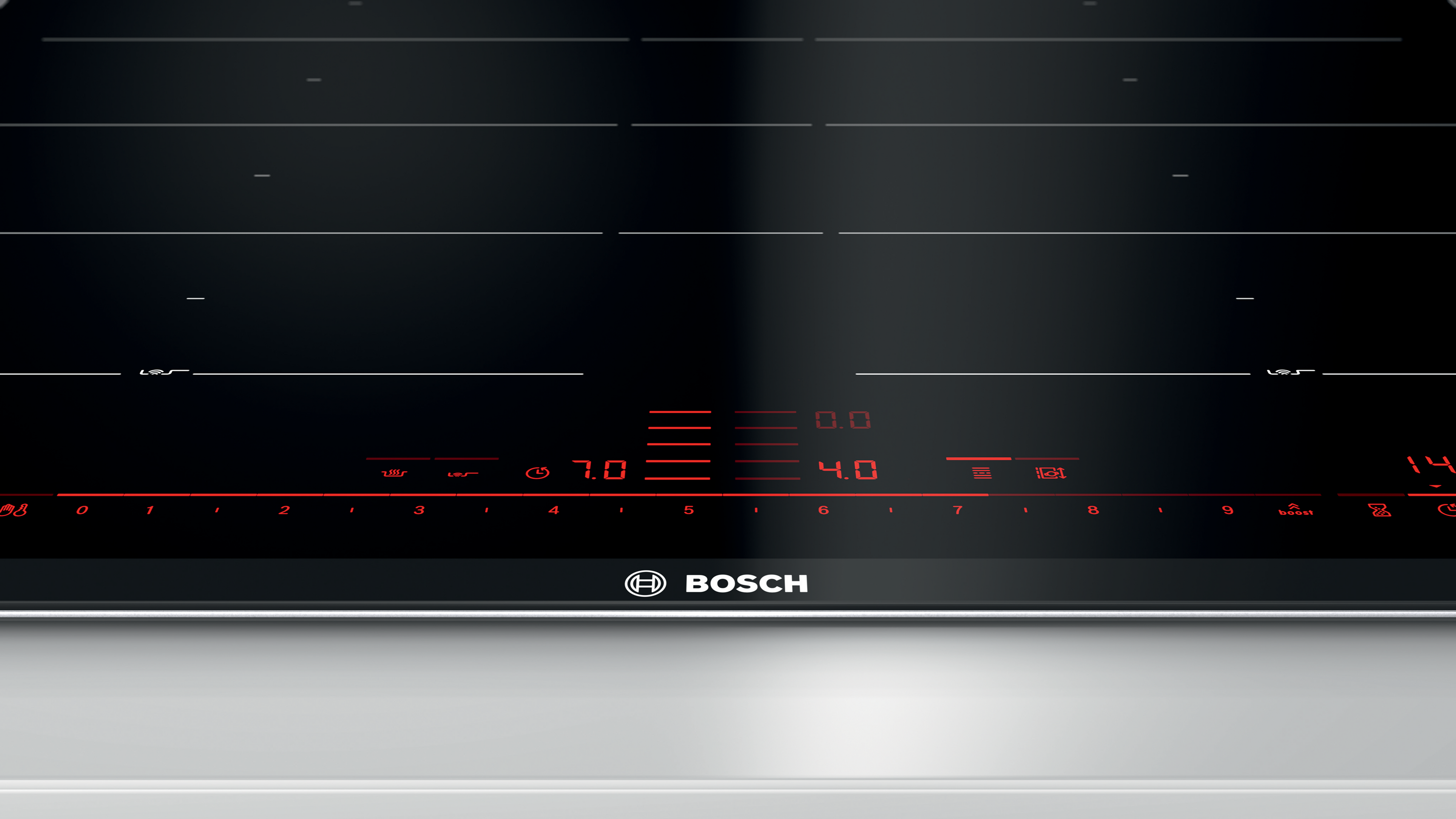 Schwarzes Induktionskochfeld. Rote Digitalanzeige zeigt Kocheinstellungen. Bosch-Logo sichtbar.