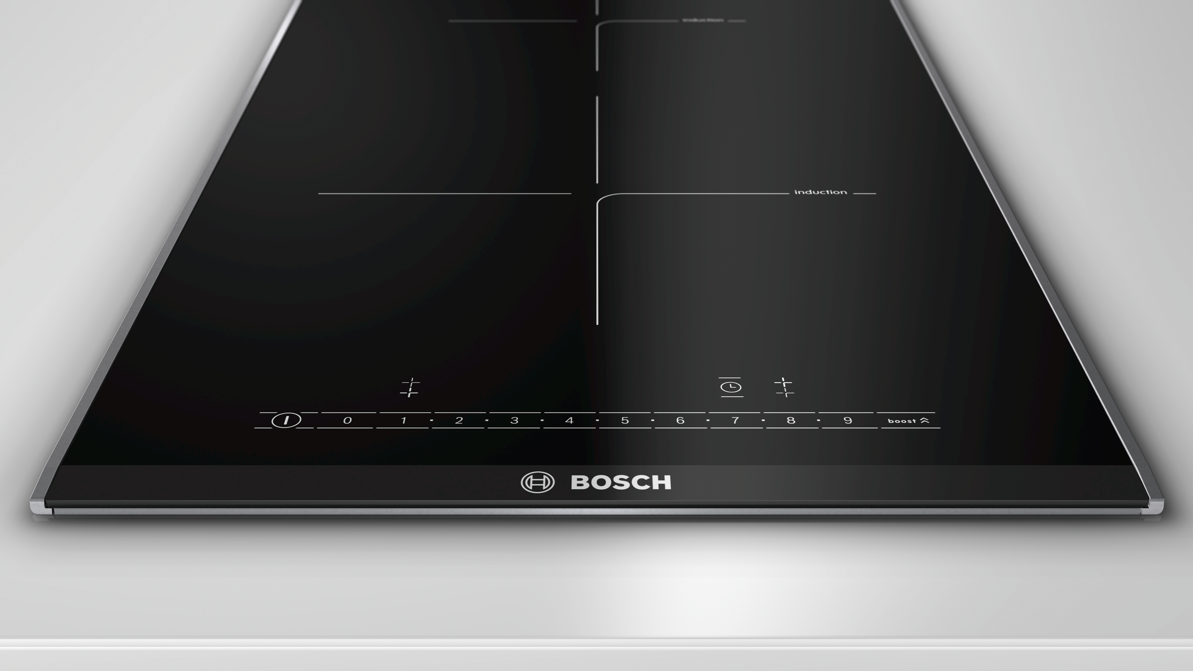 Schwarzes Induktionskochfeld mit Bedienfeld und Bosch-Logo unten.