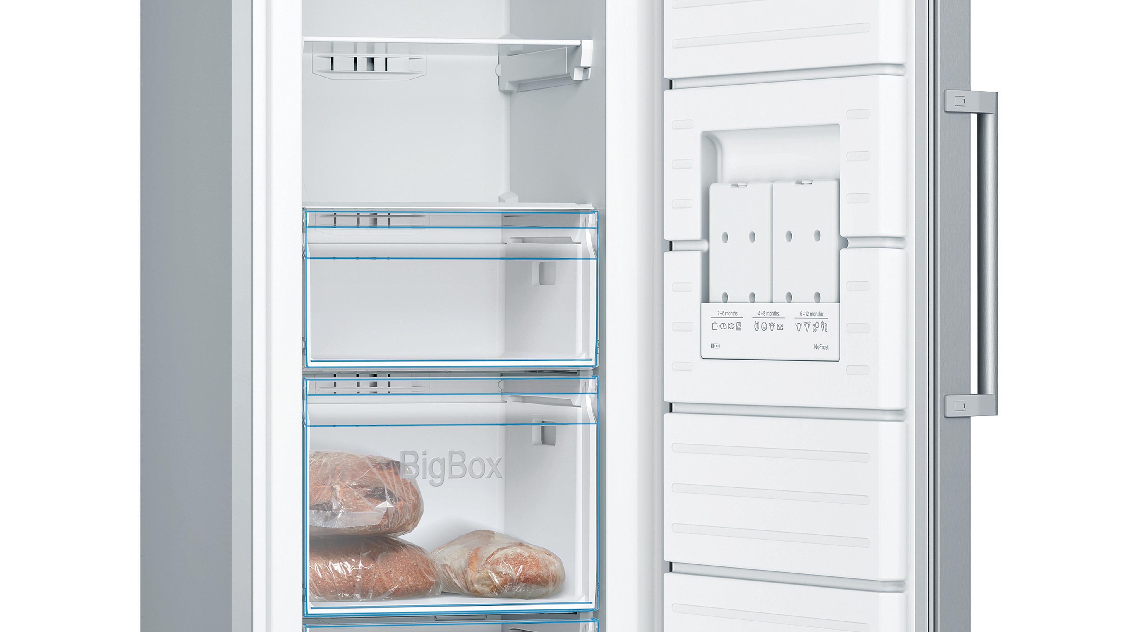 Interieur van een witte koelkast. Twee transparante laden en planken zijn zichtbaar.