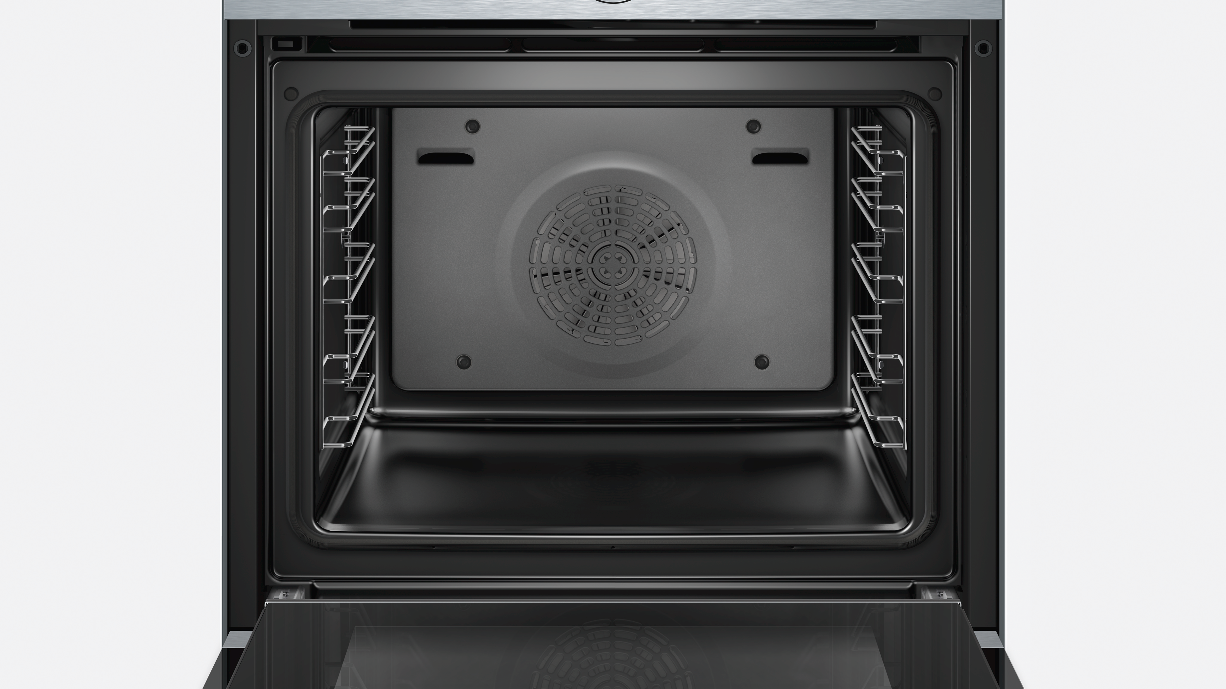 Intérieur du four ouvert. Grilles en acier inoxydable, ventilateur à l'arrière. Intérieur noir, avec lumière visible.