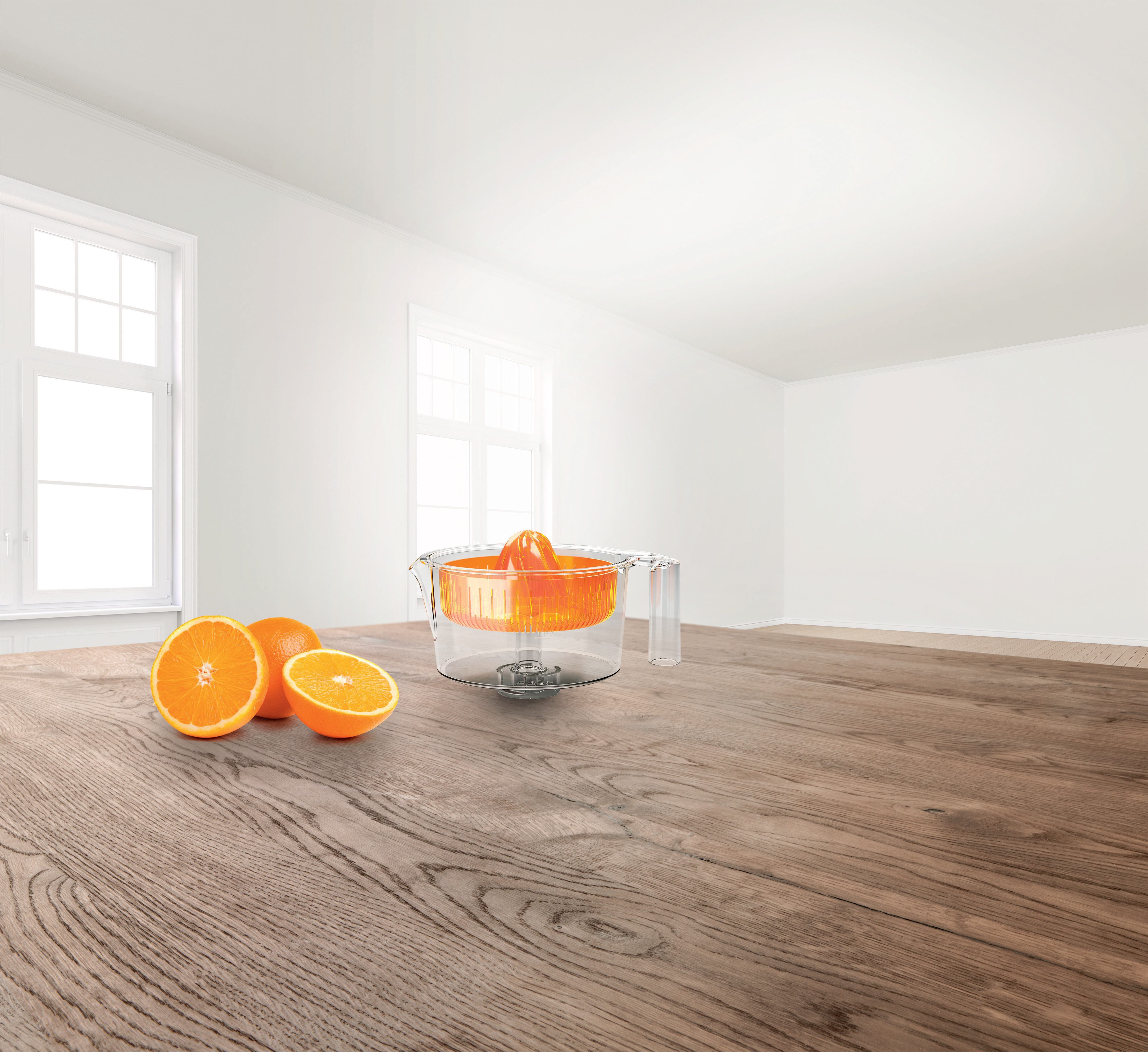 Ein Entsafter mit Orangen auf einem Holztisch in einem hellen Raum mit Fenstern.