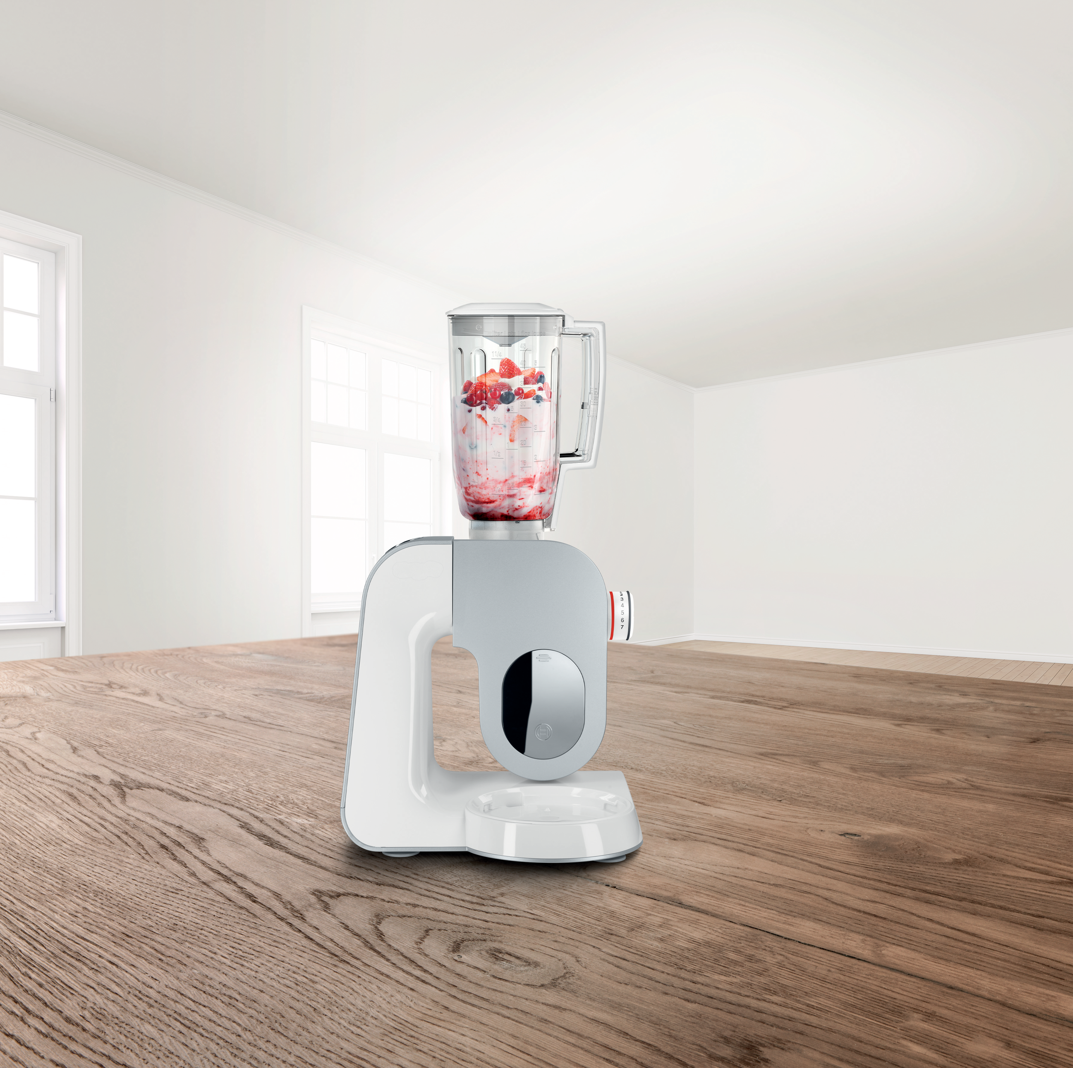 Weißer und grauer Mixer mit Zutaten im Glas auf einem Holztisch.