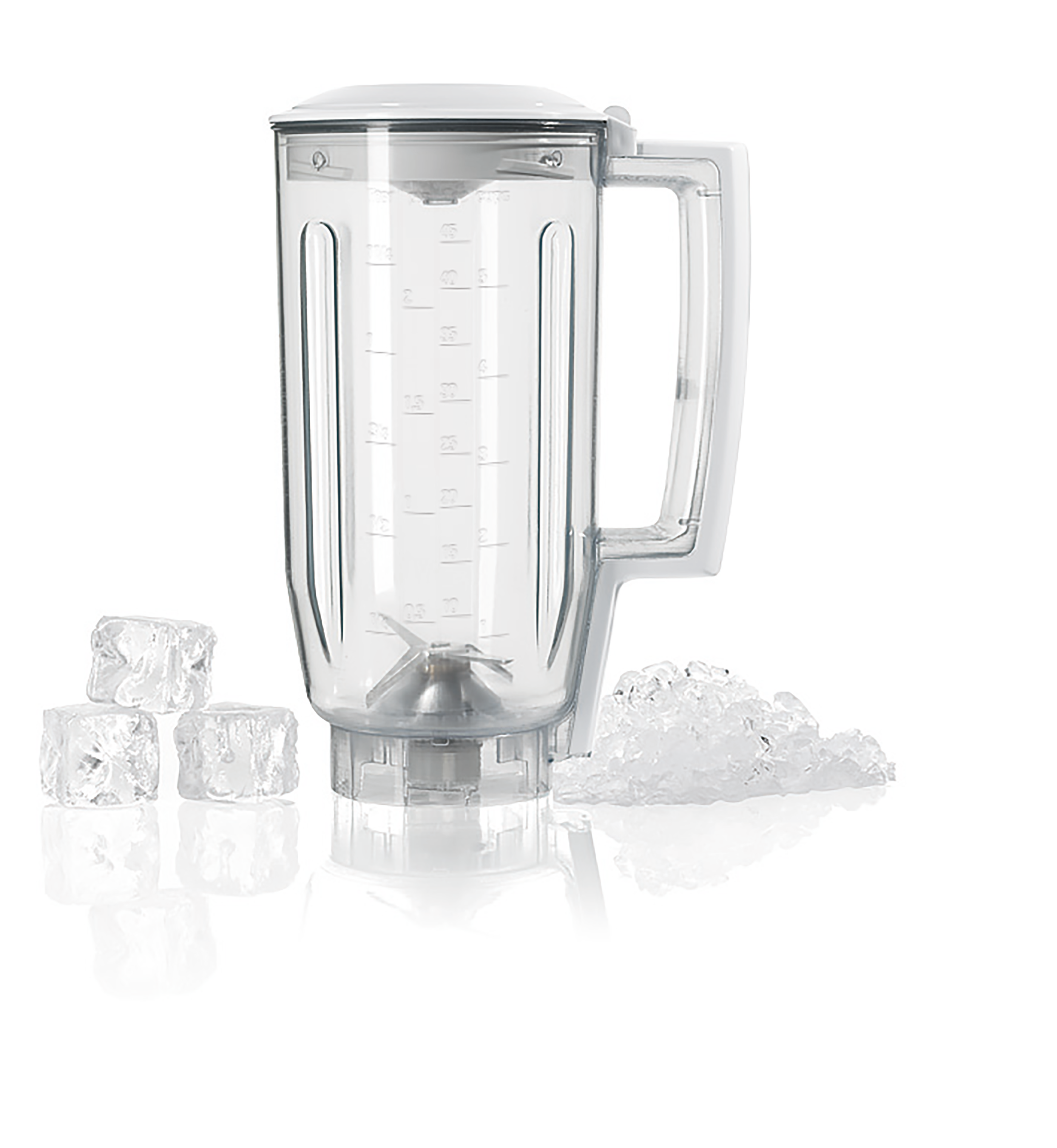 Klarer Mixer mit Eiswürfeln und Crushed Ice auf weißer Oberfläche.