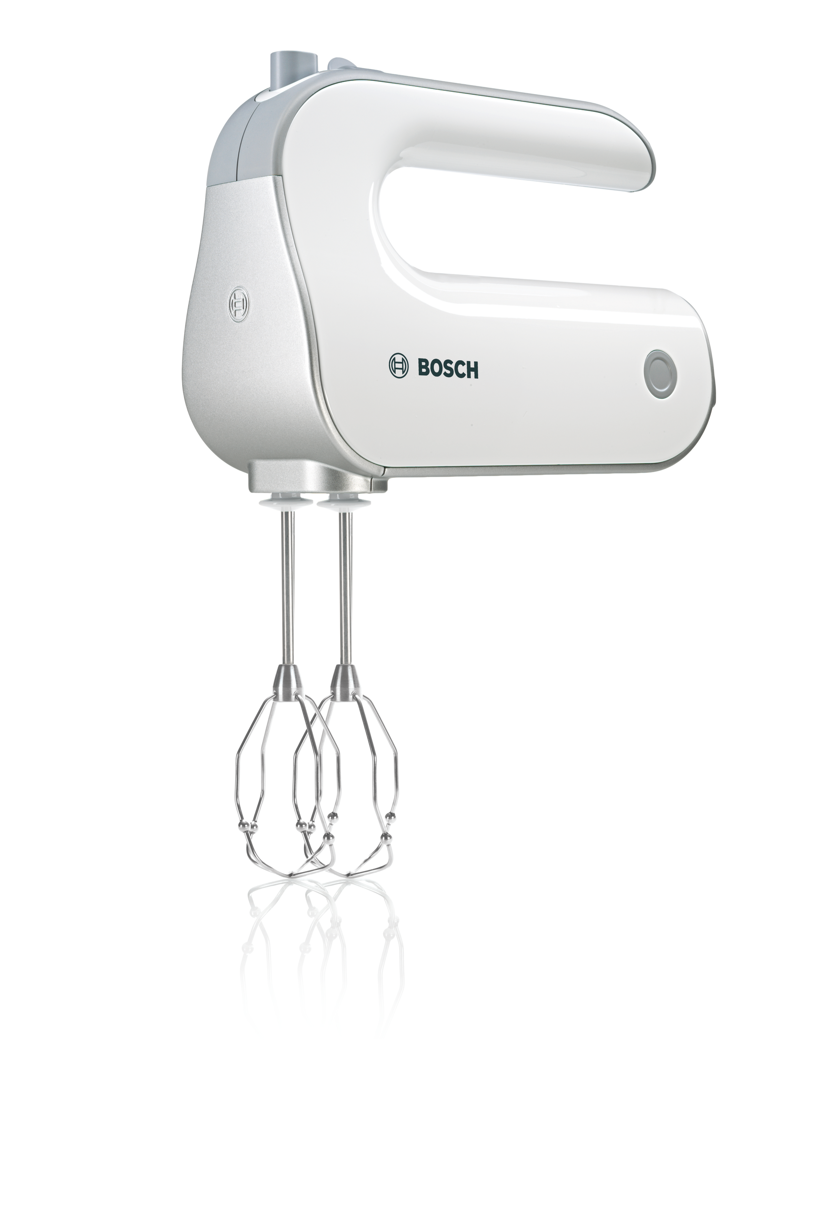 Ein weißer Bosch-Handmixer mit Schneebesen. Er hat einen grauen Akzent und das Bosch-Logo. Weißer Hintergrund mit Reflexion.
