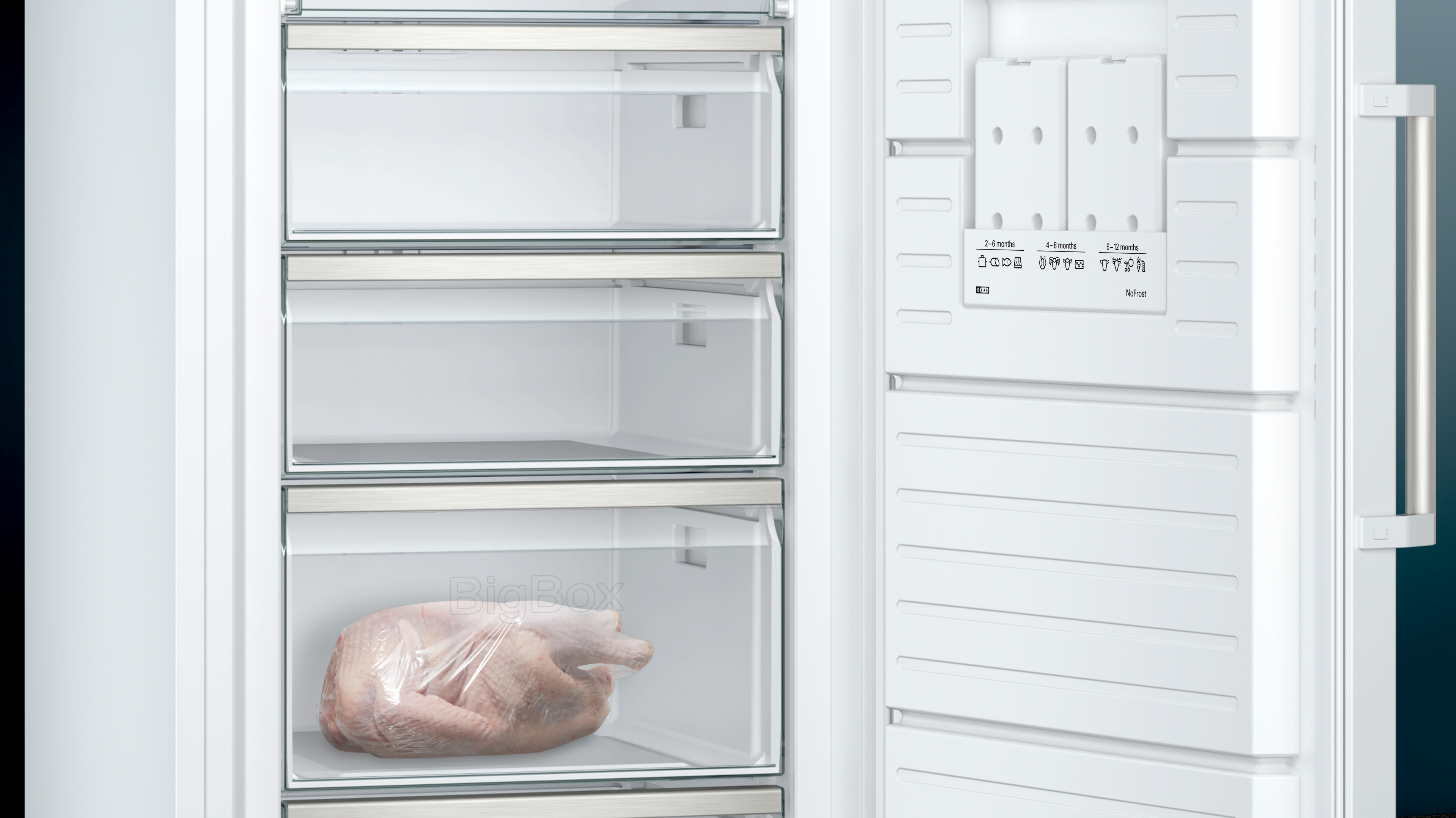 Opengevroren vriezer met drie laden. De onderste lade heeft een verpakte kalkoen in zich.