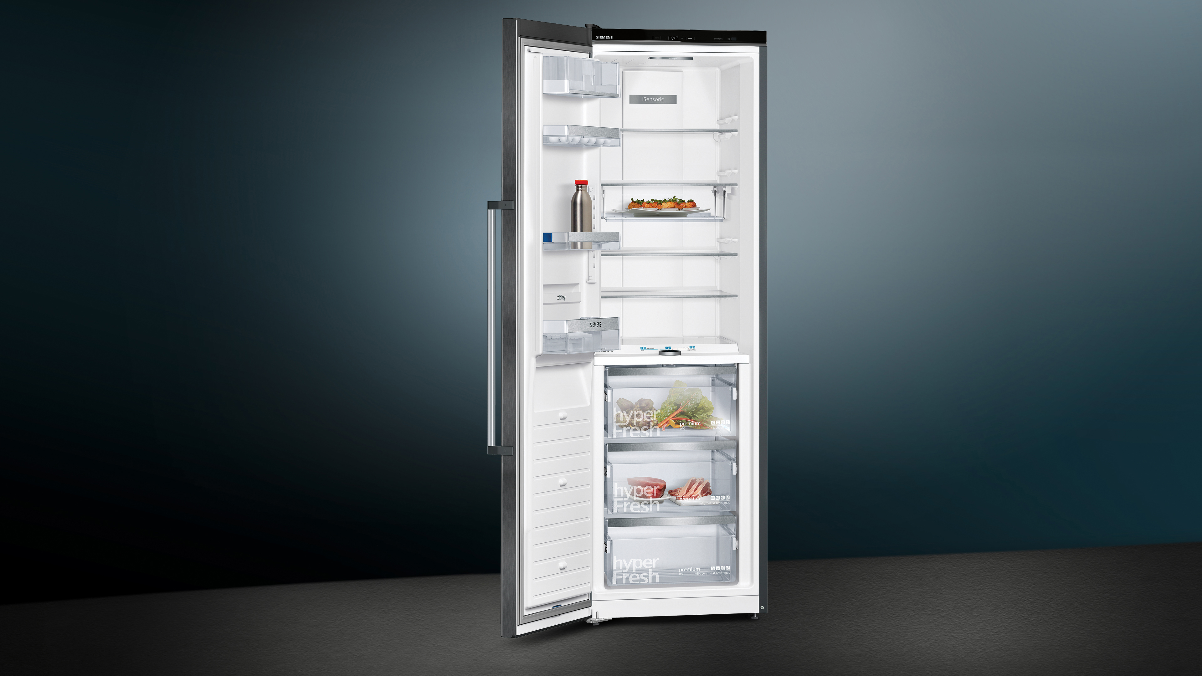 Ein Kühlschrank mit offener Tür. Im Inneren befinden sich Regale mit Lebensmitteln und Schubladen.