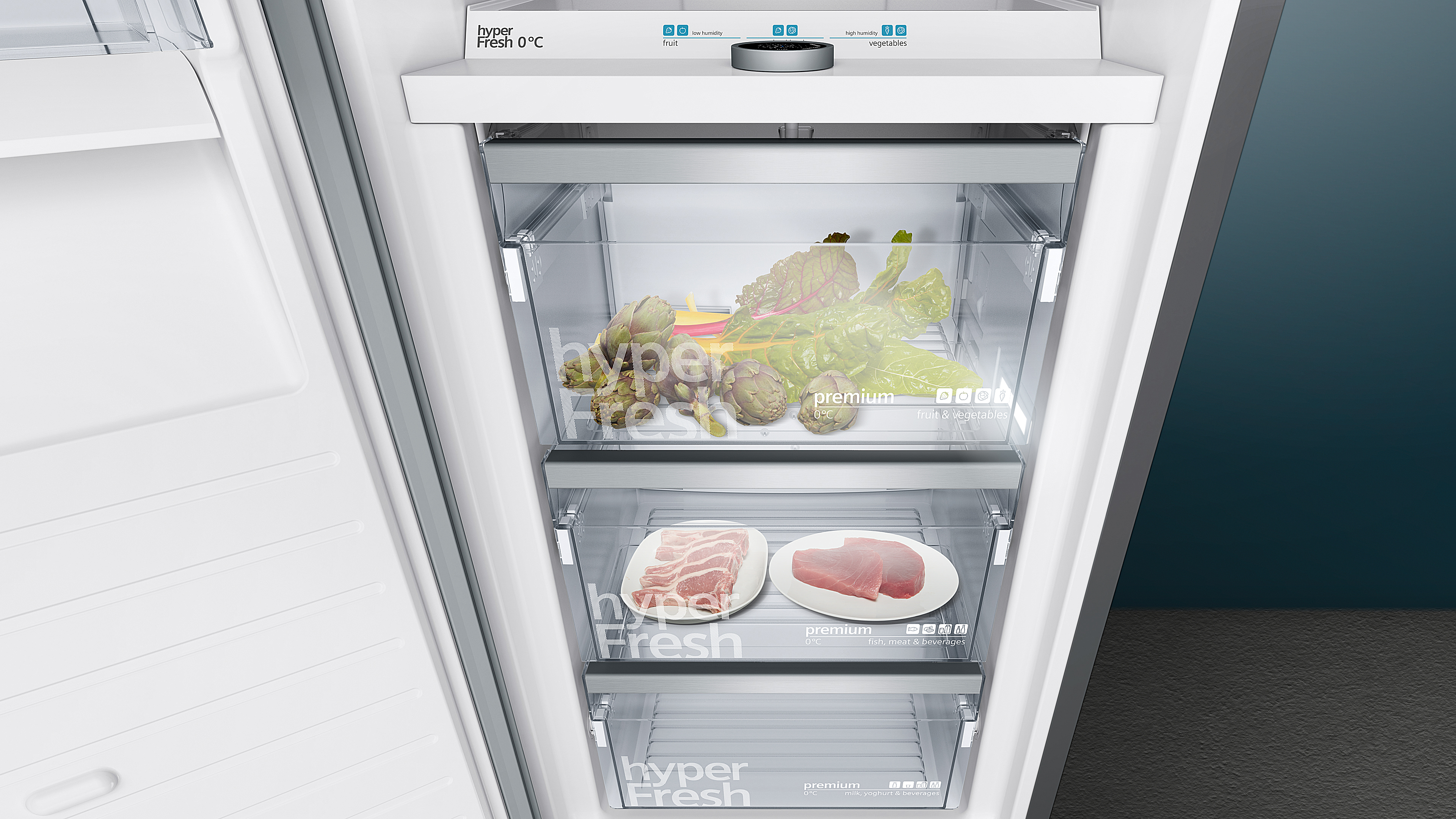 Innenansicht eines Kühlschranks mit drei transparenten Schubladen mit Gemüse, Fleisch und verschiedenen Lebensmitteln.