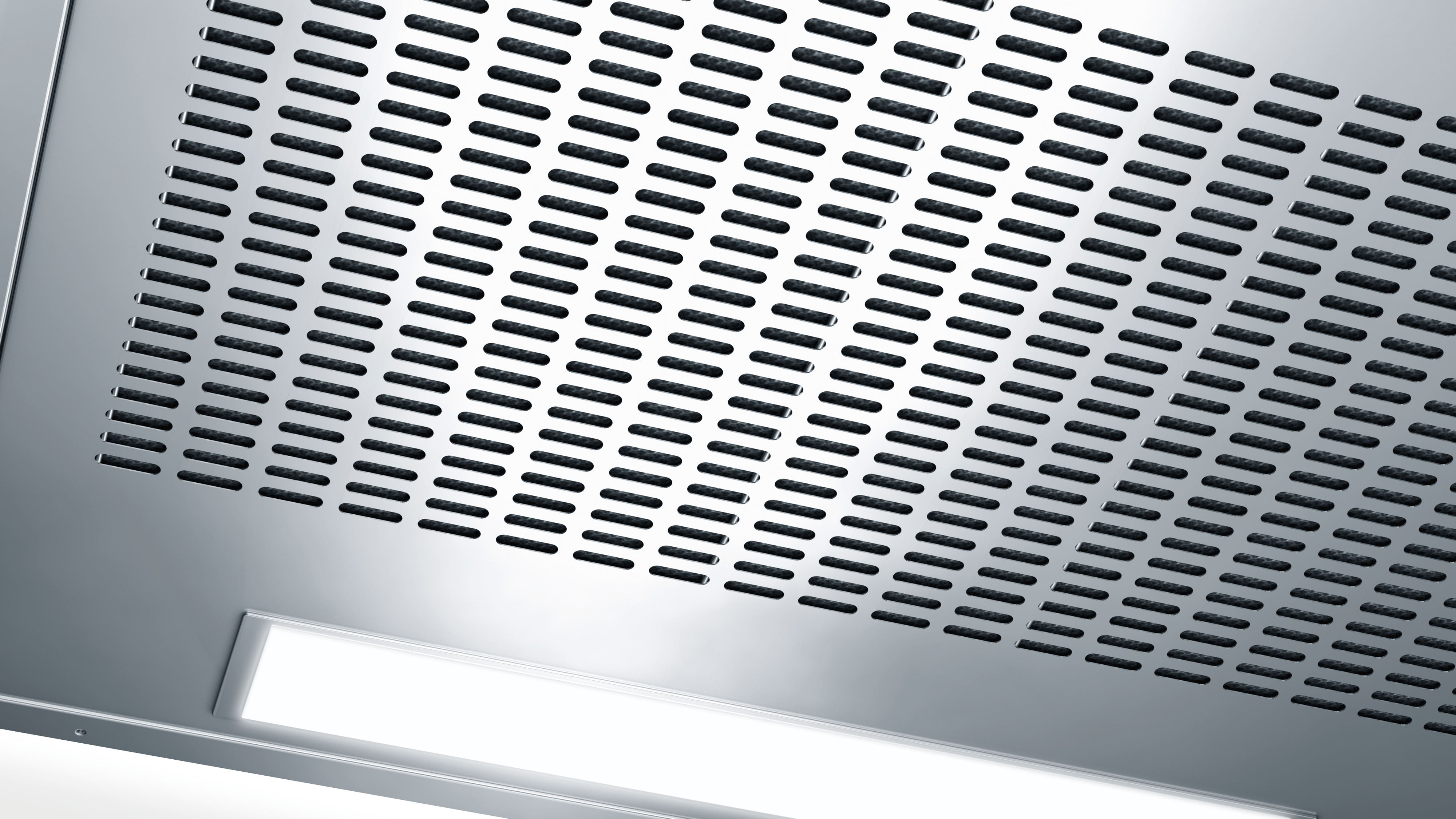 Nahaufnahme einer Metalloberfläche mit Perforationen. Ein Lichtstreifen befindet sich am unteren Rand.
