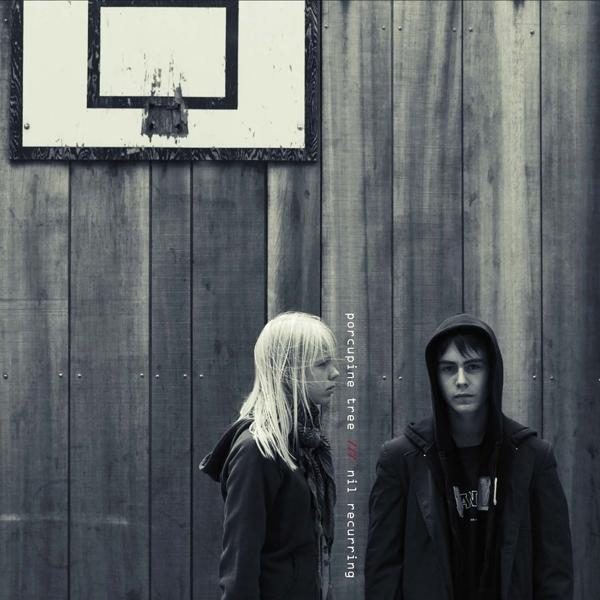 Albumcover für Porcupine Tree's nil recurring, mit einem Mädchen und einem Jungen.