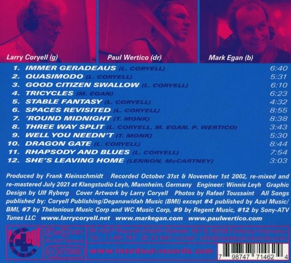Ein Musik-CD-Cover mit schwarzem Hintergrund, weißem Text und drei Musikern.