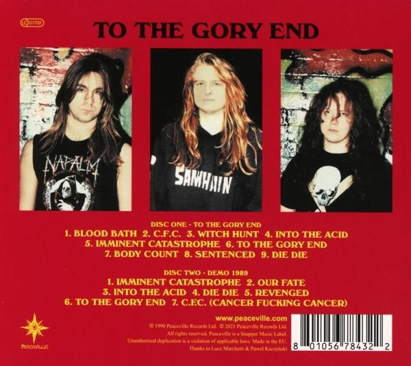 Albumcover mit drei Bandmitgliedern, Trackliste und rotem Hintergrund.