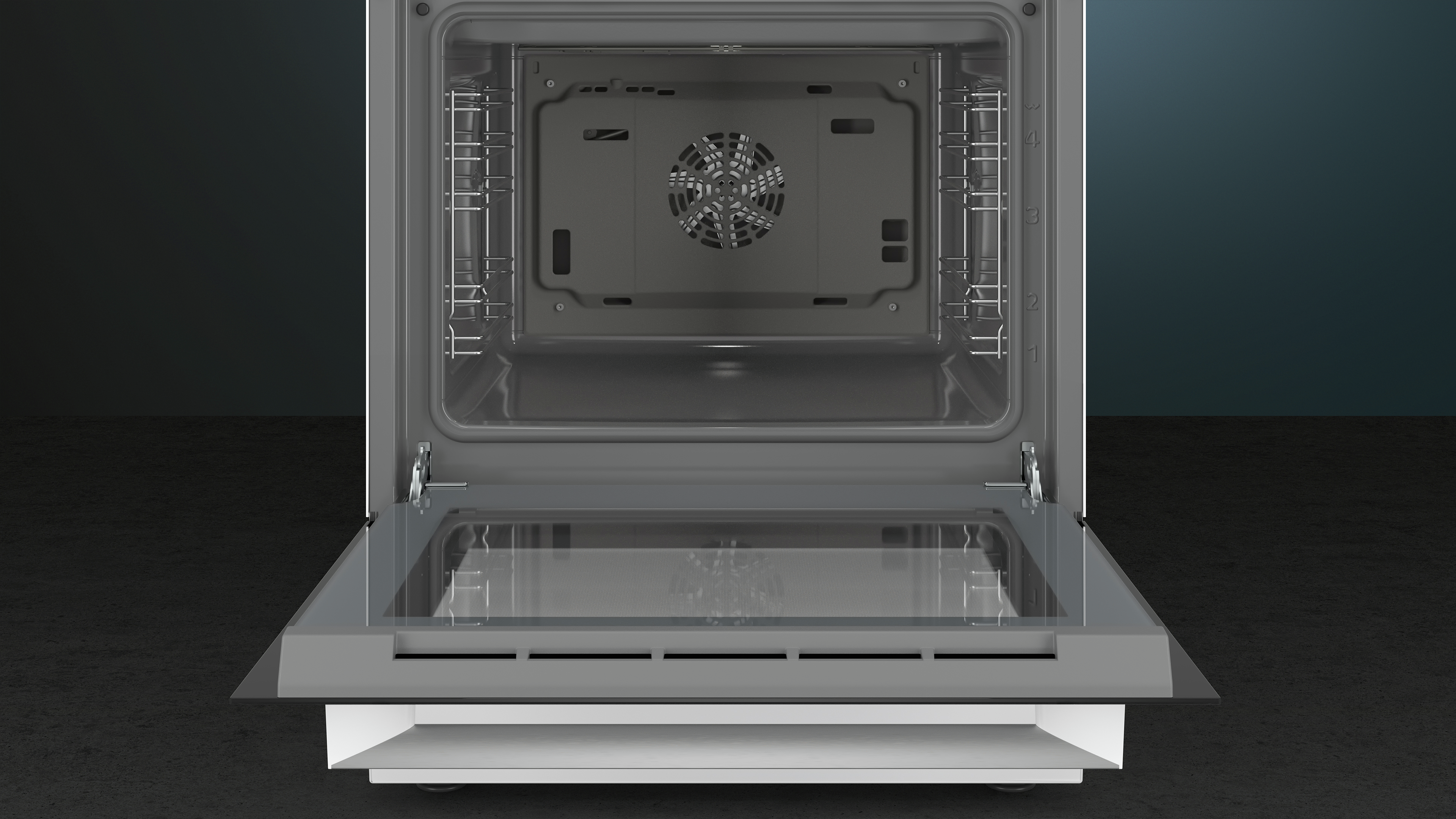 Offener Backofen mit Glastür. Innen befinden sich ein Ventilator und Metallroste.