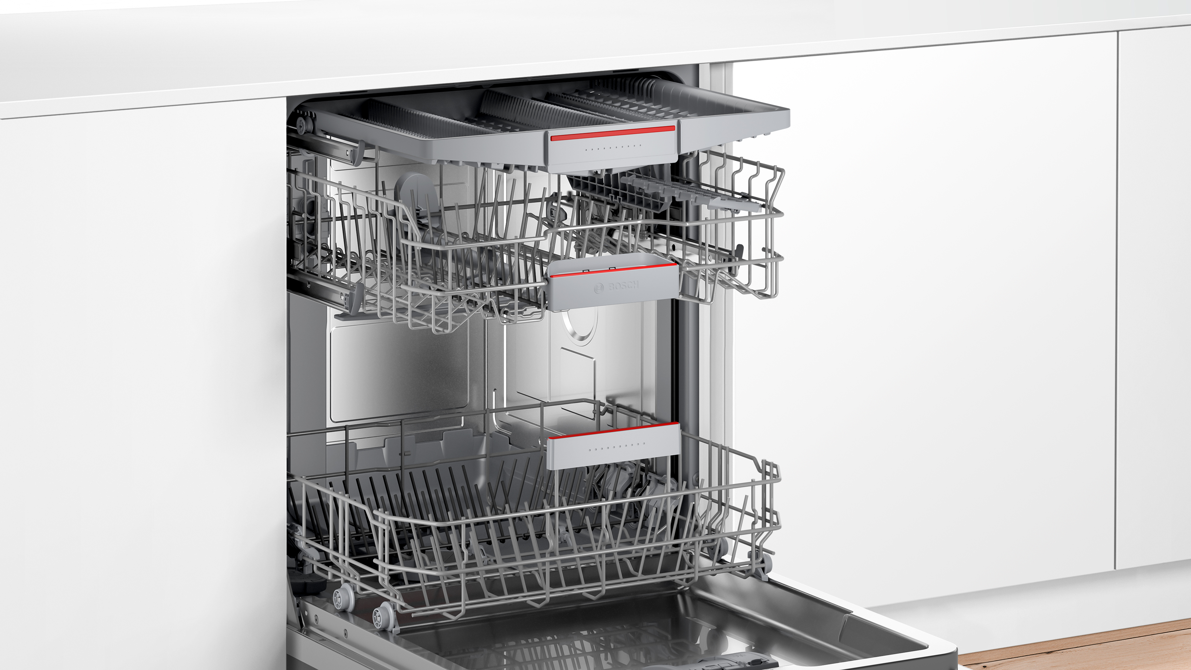 Geöffnete Spülmaschine mit Gestellen, die zwei Ebenen von Geschirrhaltern zeigen.
