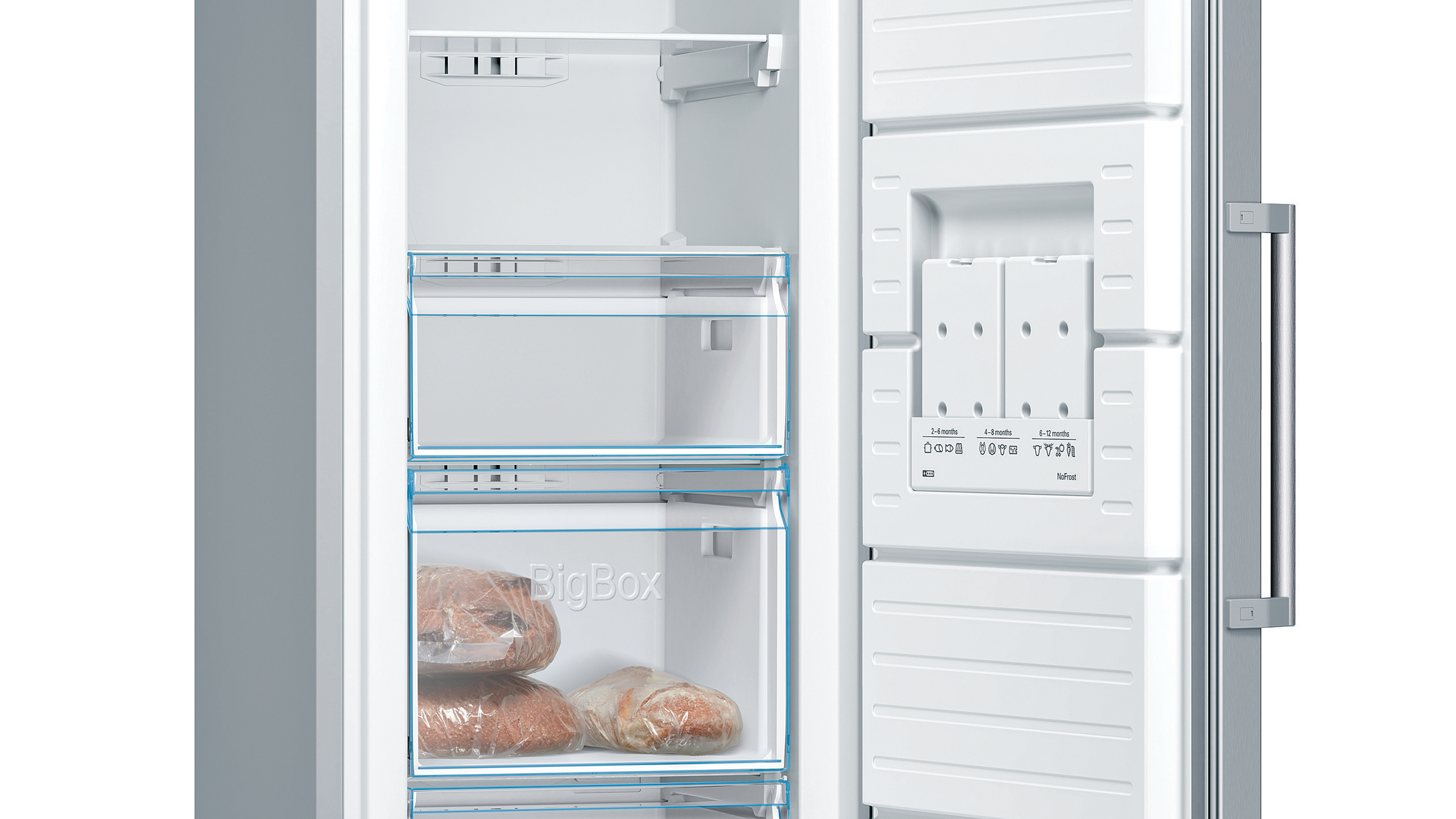 Offener Kühlschrank mit transparenten Regalen und Schubladen. Enthält Lebensmittelpakete.