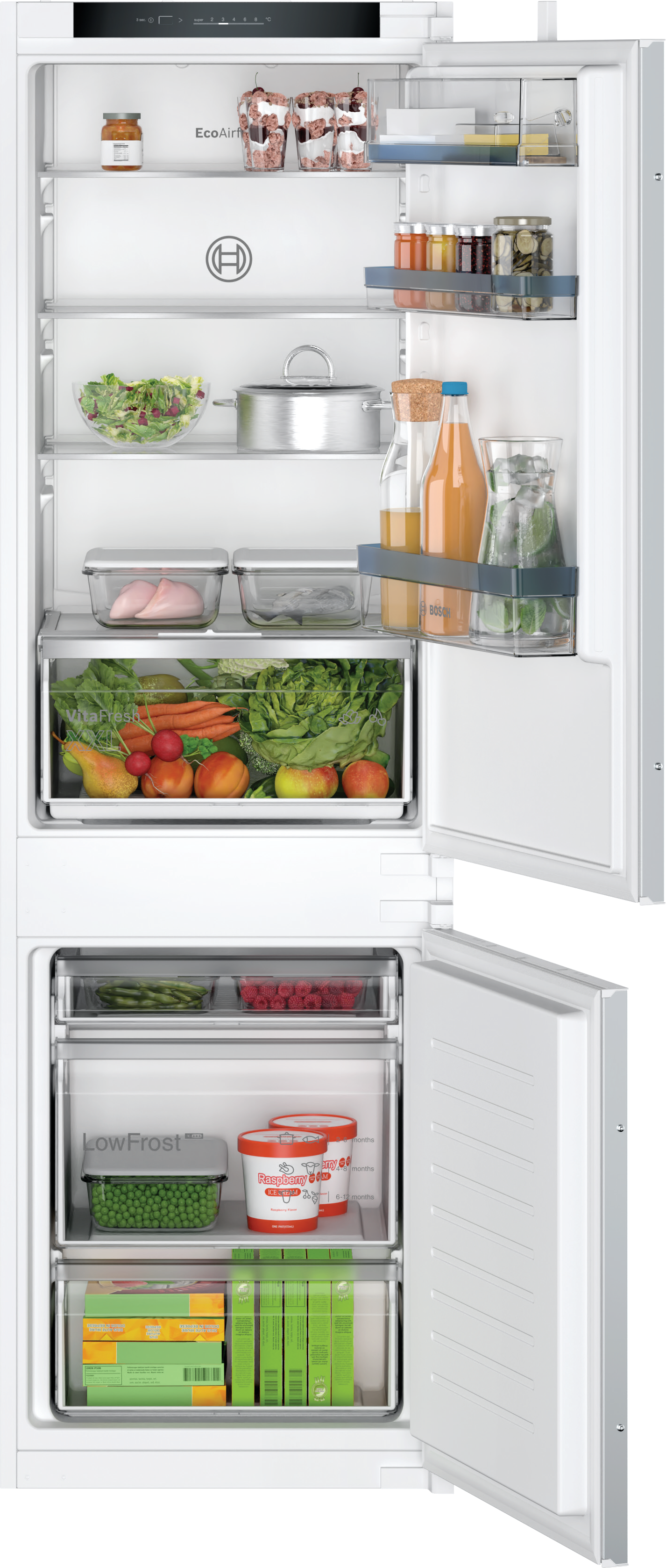Innenraum eines Kühlschranks mit Regalen und Lebensmitteln. Der Kühlschrank ist geöffnet, mit Obst und Gemüse.